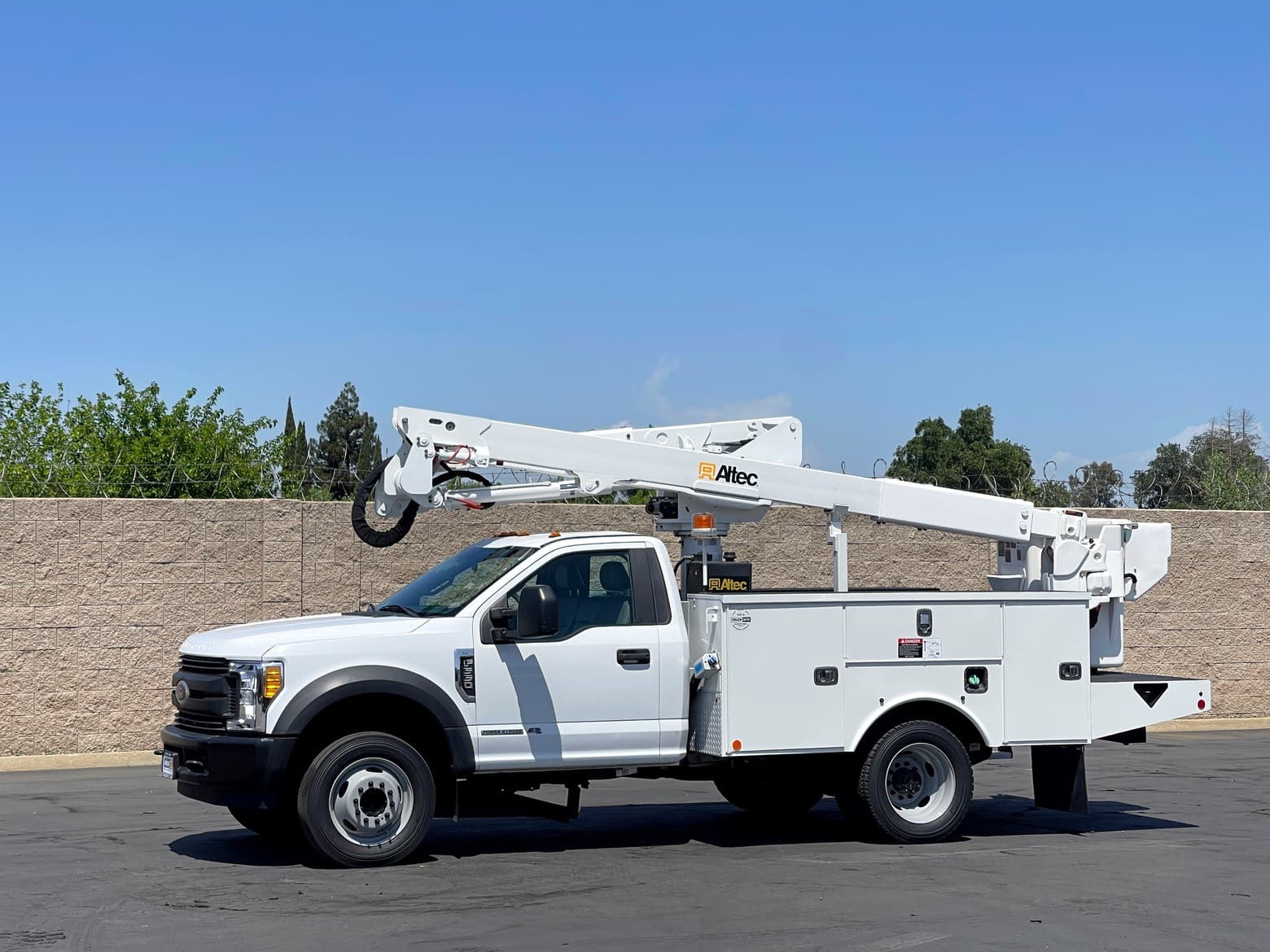 2017 Ford F550 Altec AT40G Articulating & Telescopic Bucket Truck