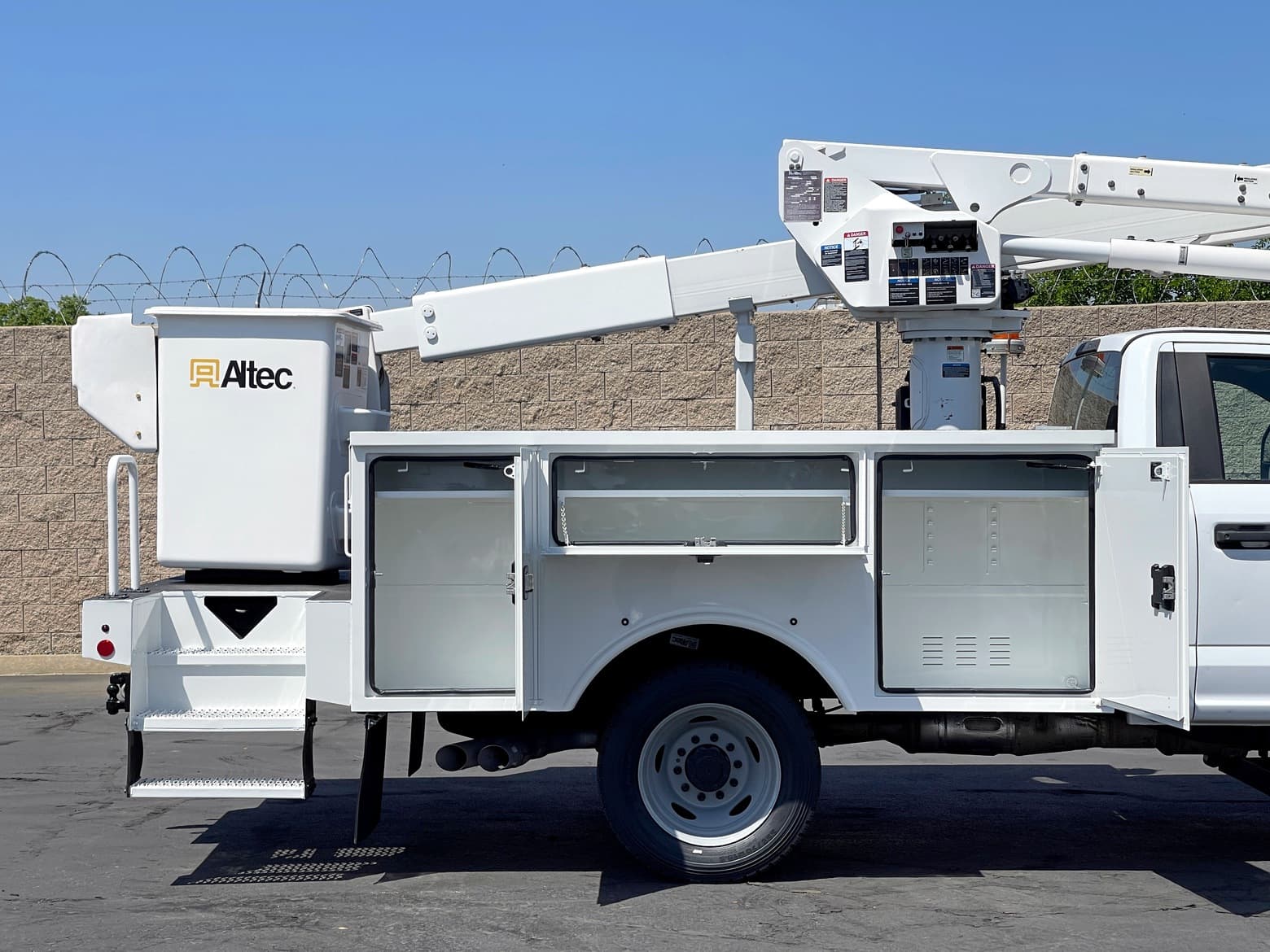2017 Ford F550 Altec AT40G Articulating & Telescopic Bucket Truck