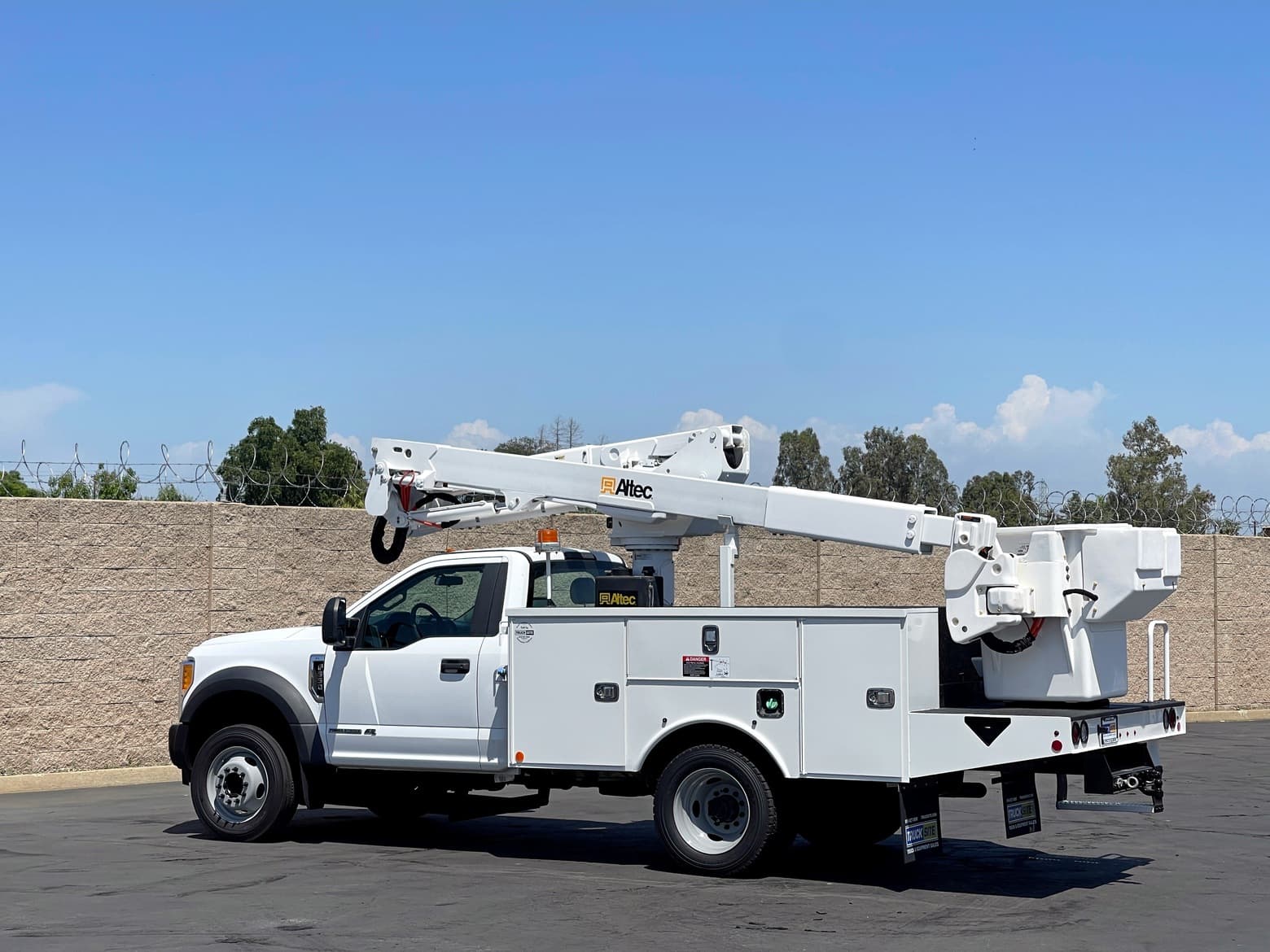 2017 Ford F550 Altec AT40G Articulating & Telescopic Bucket Truck