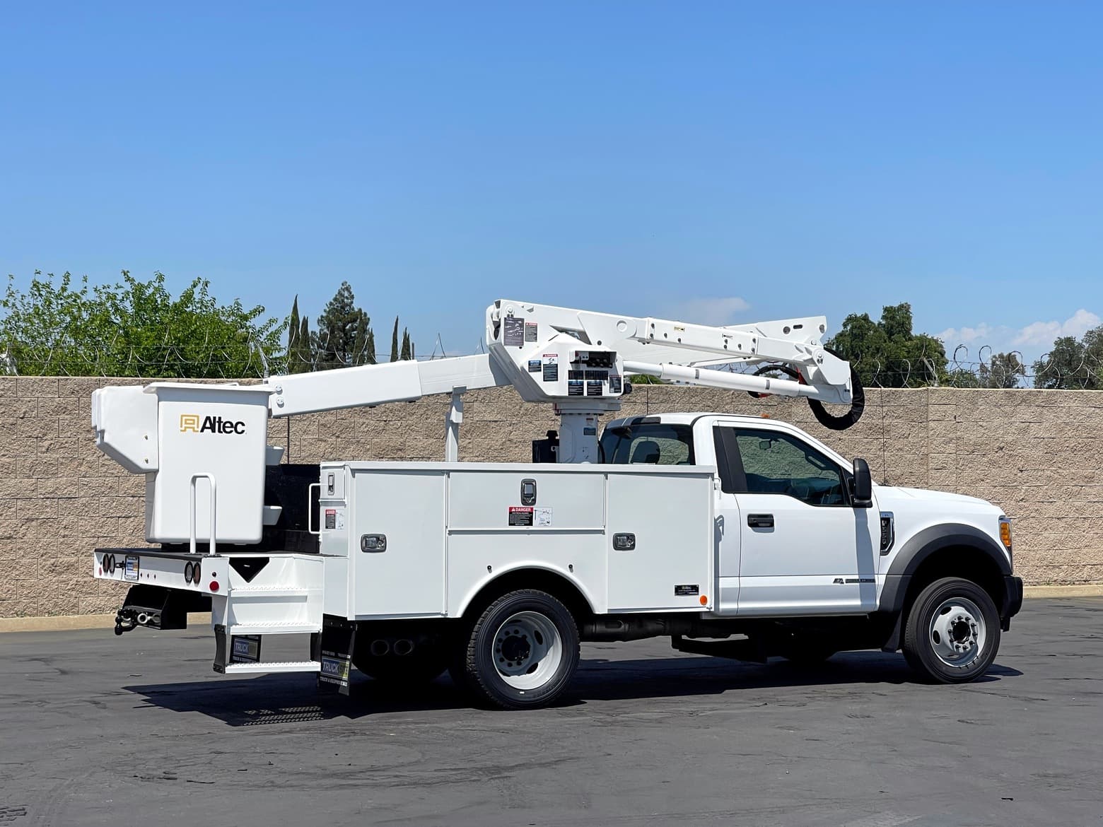 2017 Ford F550 Altec AT40G Articulating & Telescopic Bucket Truck