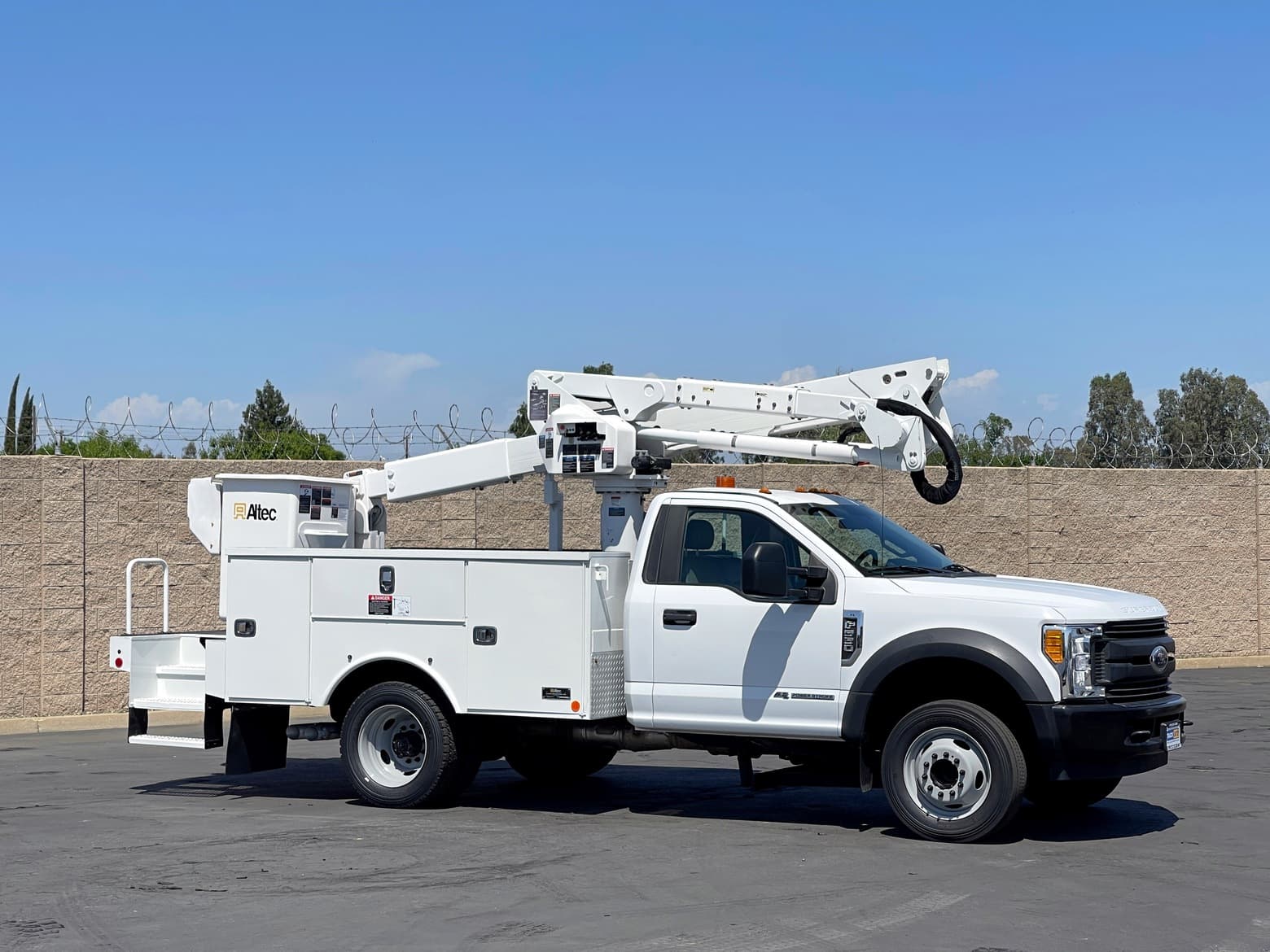 2017 Ford F550 Altec AT40G Articulating & Telescopic Bucket Truck