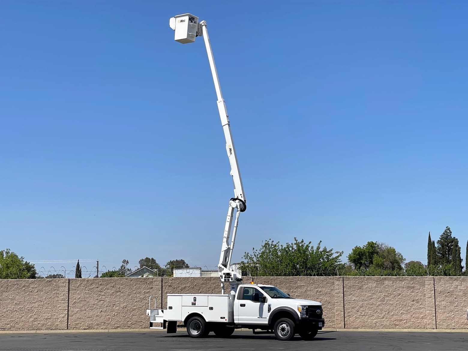 2017 Ford F550 Altec AT40G Articulating & Telescopic Bucket Truck