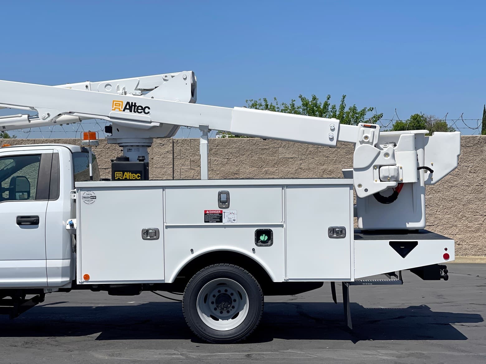 2017 Ford F550 Altec AT40G Articulating & Telescopic Bucket Truck