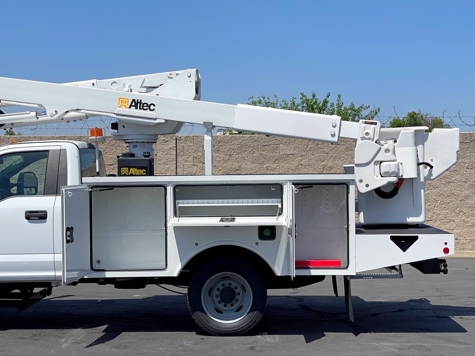 2017 Ford F550 Altec AT40G Articulating & Telescopic Bucket Truck