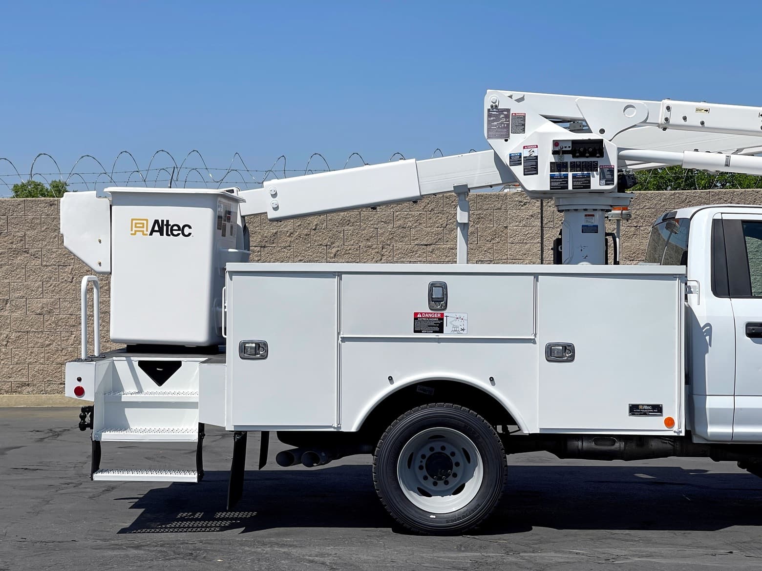 2017 Ford F550 Altec AT40G Articulating & Telescopic Bucket Truck