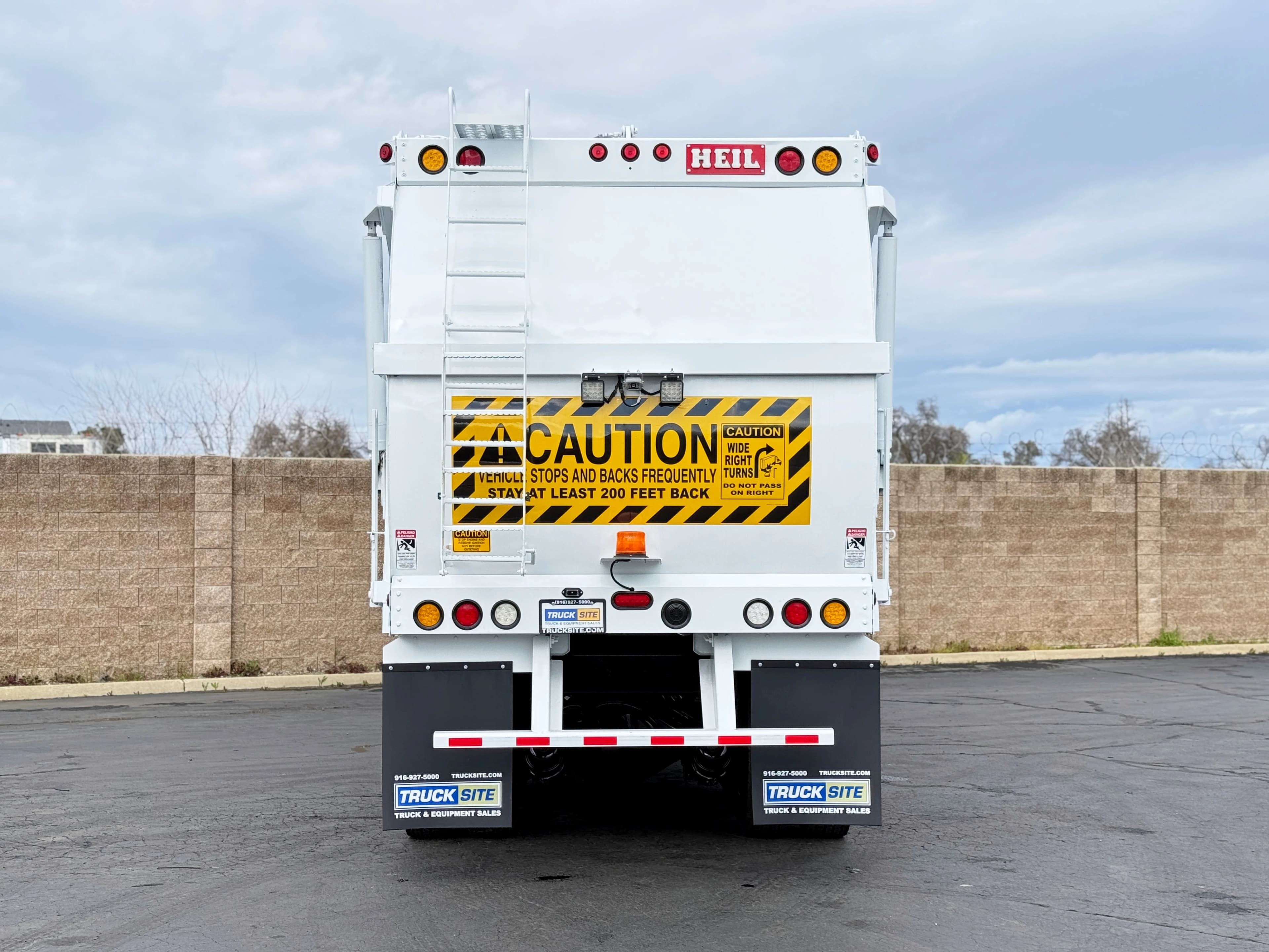 2016 Peterbilt 320 Heil Half/Pack 40 Yard Front Load Garbage Truck