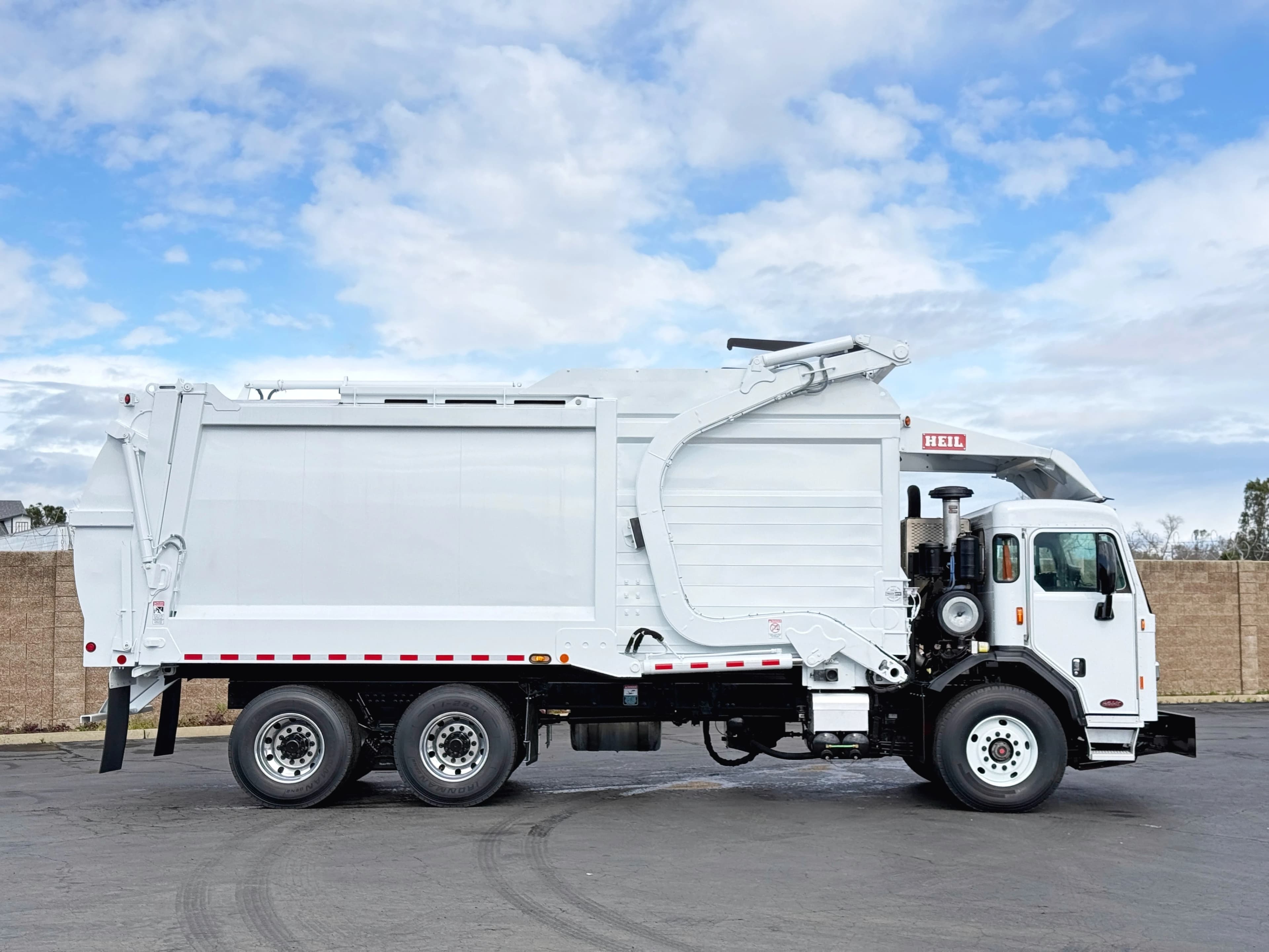 2016 Peterbilt 320 Heil Half/Pack 40 Yard Front Load Garbage Truck