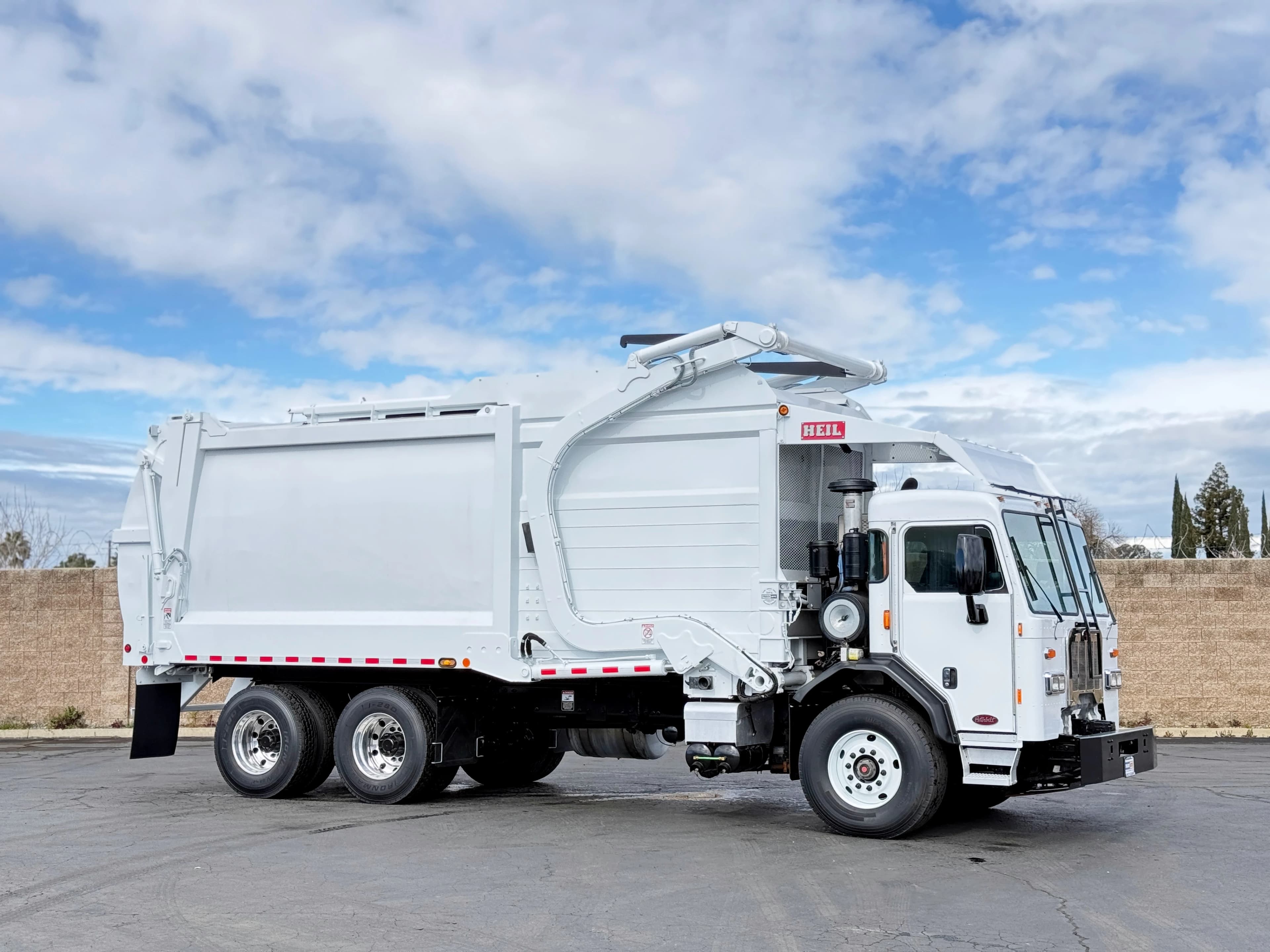 2016 Peterbilt 320 Heil Half/Pack 40 Yard Front Load Garbage Truck