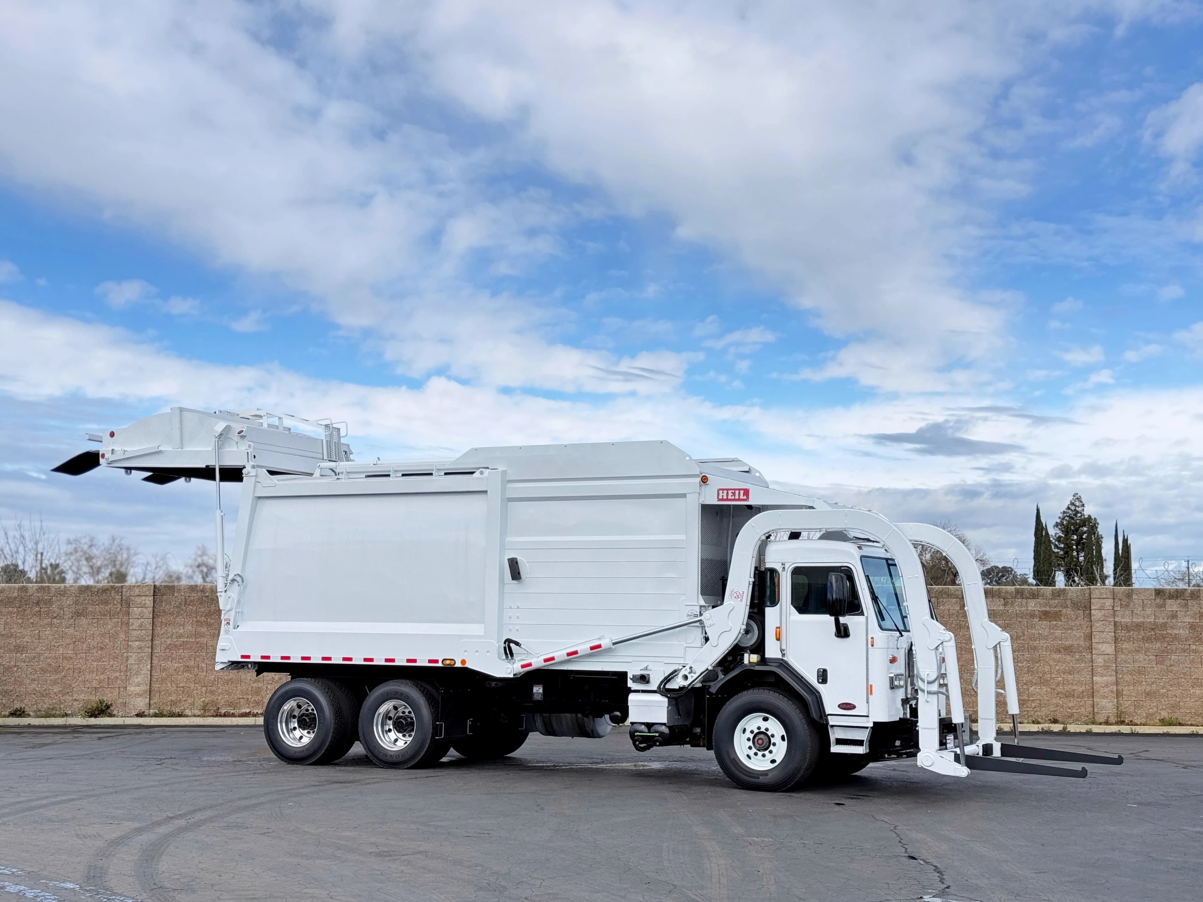 2016 Peterbilt 320 Heil Half/Pack 40 Yard Front Load Garbage Truck