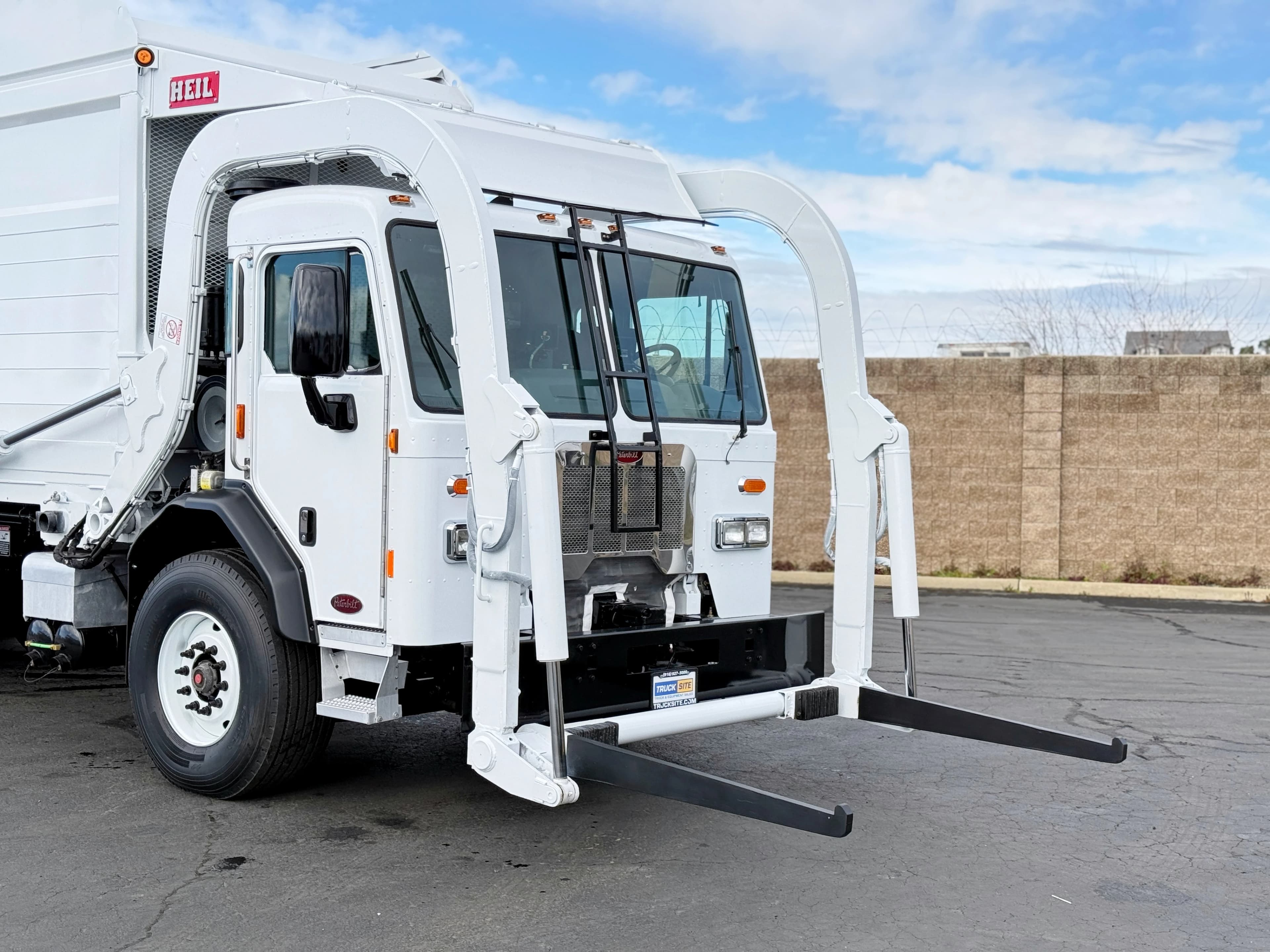 2016 Peterbilt 320 Heil Half/Pack 40 Yard Front Load Garbage Truck