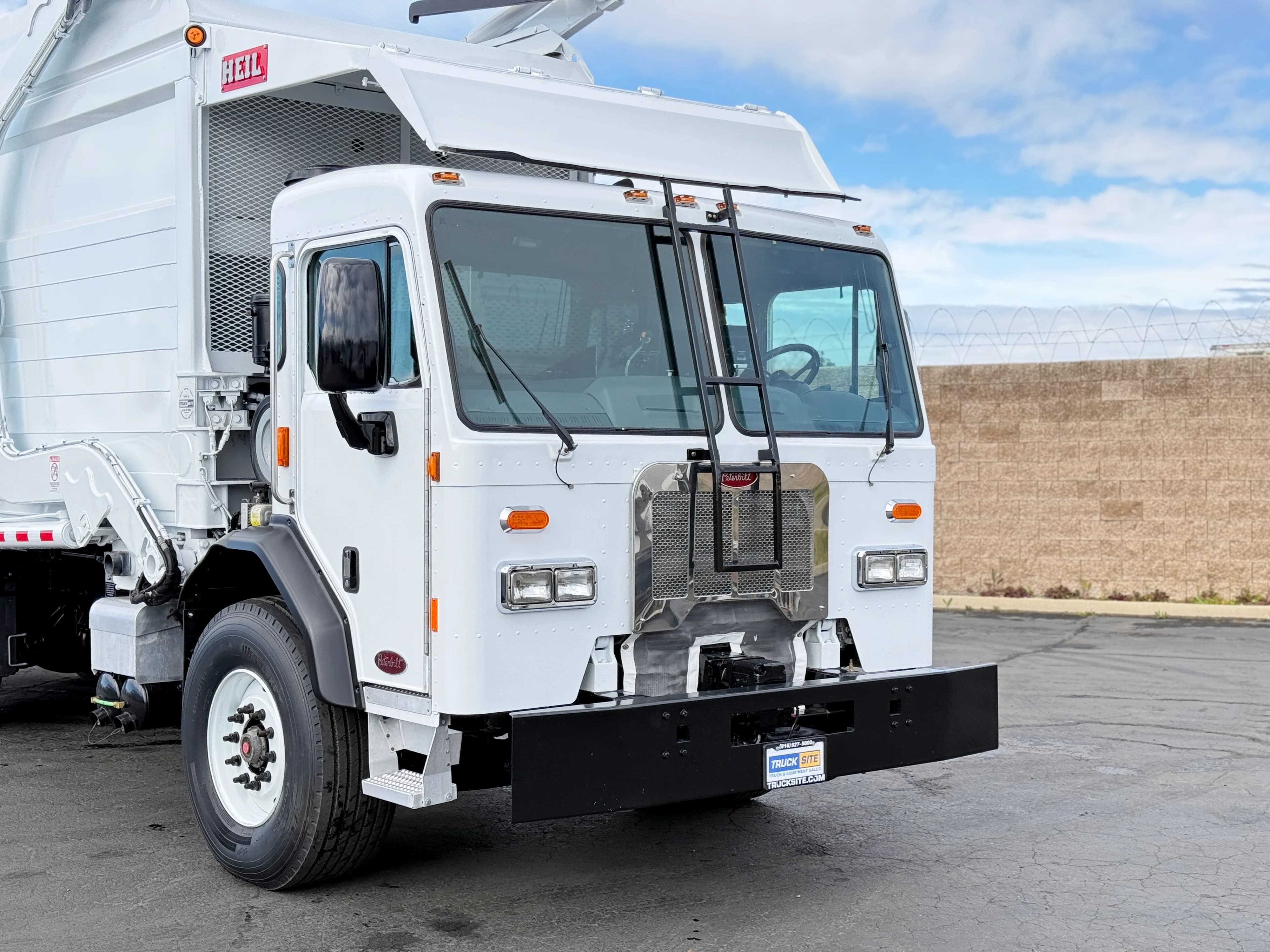 2016 Peterbilt 320 Heil Half/Pack 40 Yard Front Load Garbage Truck