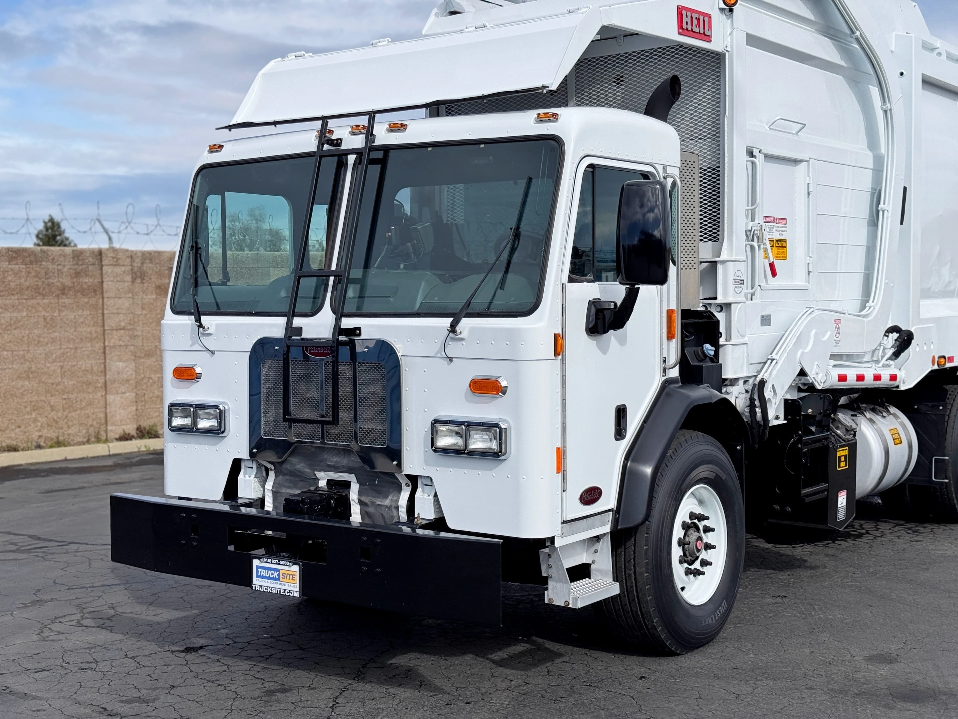 2016 Peterbilt 320 Heil Half/Pack 40 Yard Front Load Garbage Truck