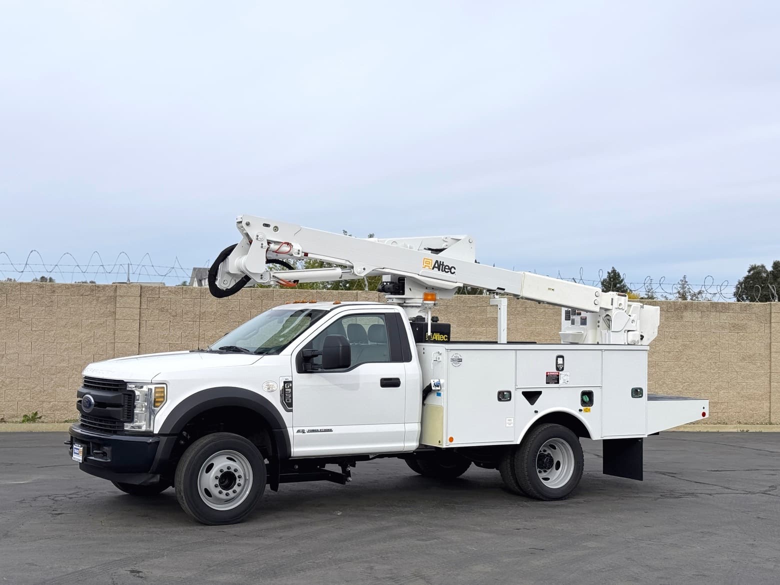 2019 Ford F550 Altec AT40G Articulating & Telescopic Bucket Truck
