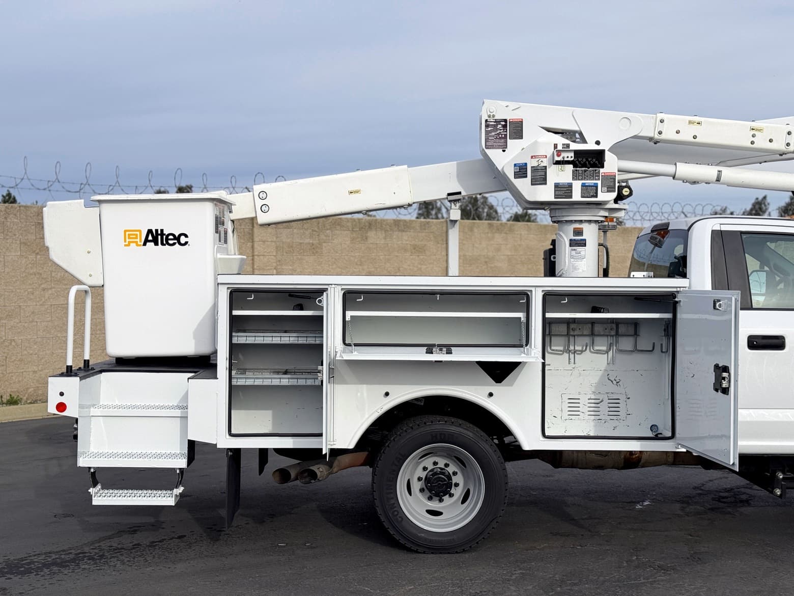 2019 Ford F550 Altec AT40G Articulating & Telescopic Bucket Truck