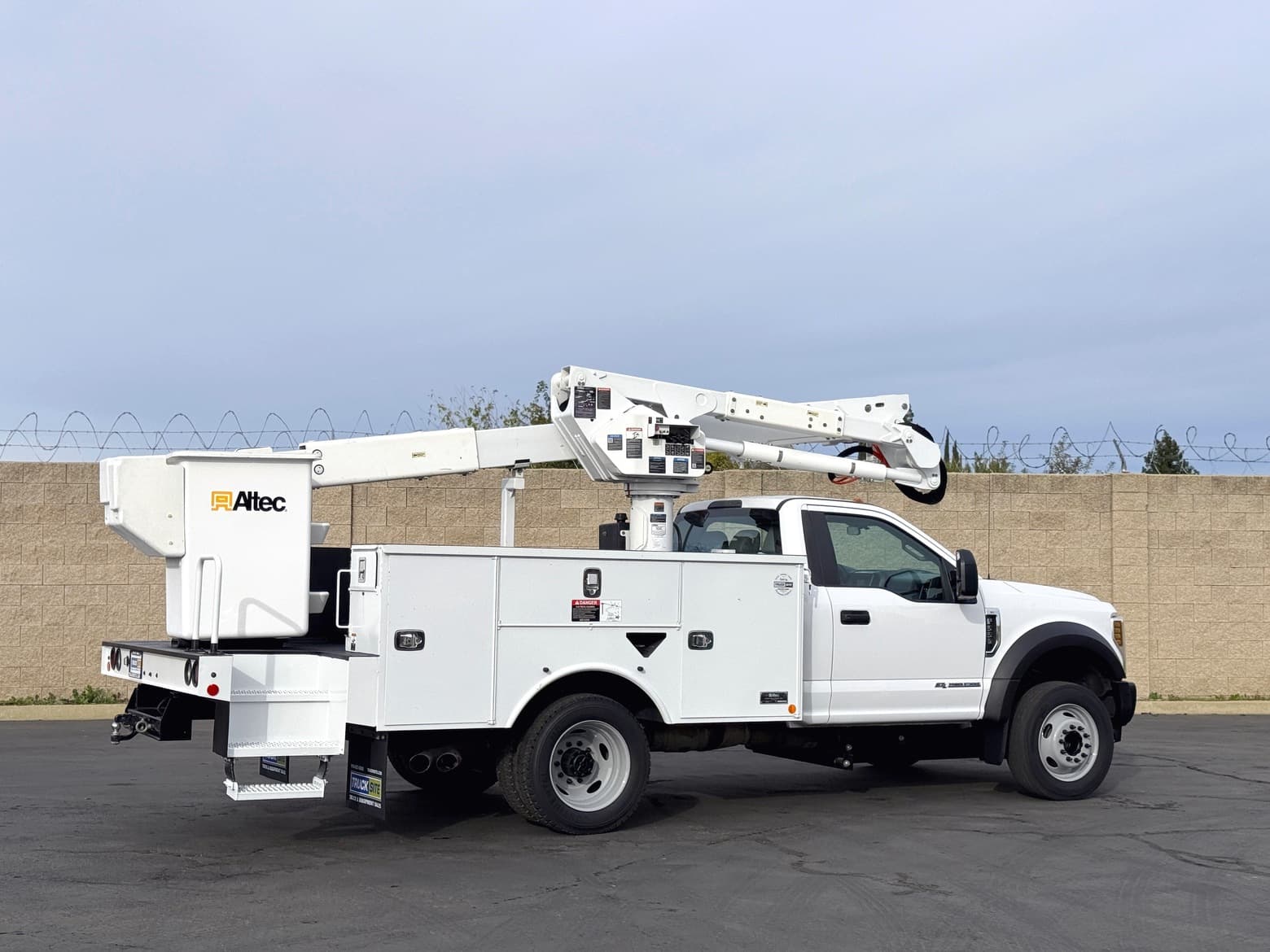 2019 Ford F550 Altec AT40G Articulating & Telescopic Bucket Truck