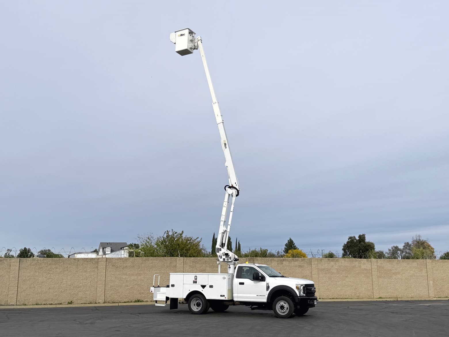 2019 Ford F550 Altec AT40G Articulating & Telescopic Bucket Truck