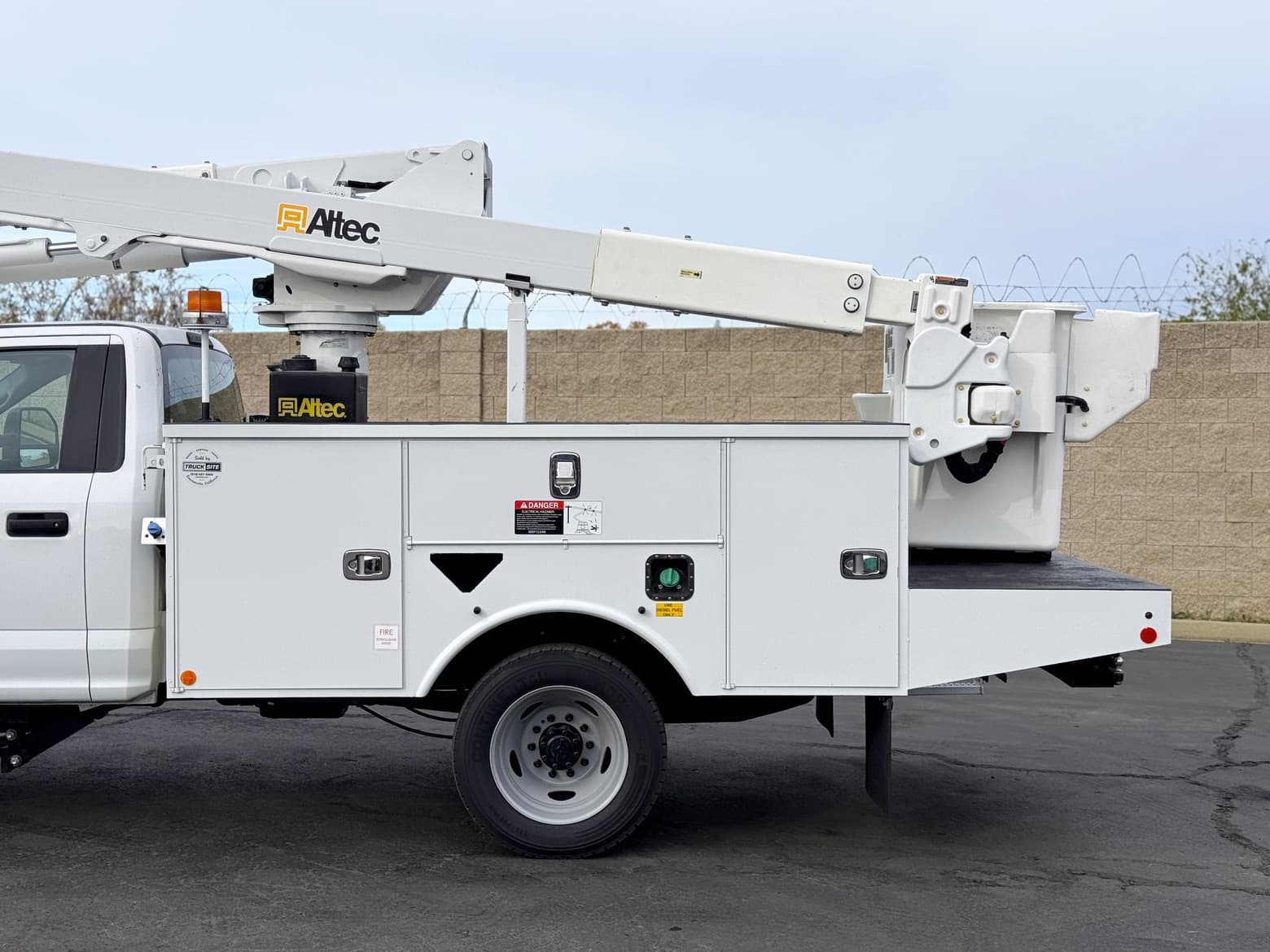 2019 Ford F550 Altec AT40G Articulating & Telescopic Bucket Truck