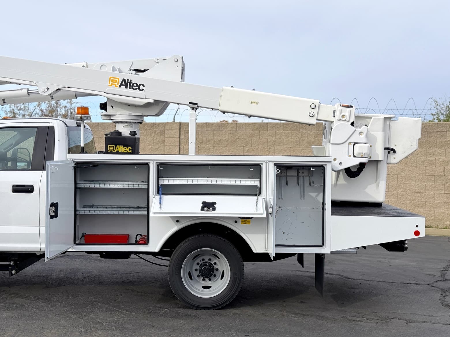 2019 Ford F550 Altec AT40G Articulating & Telescopic Bucket Truck