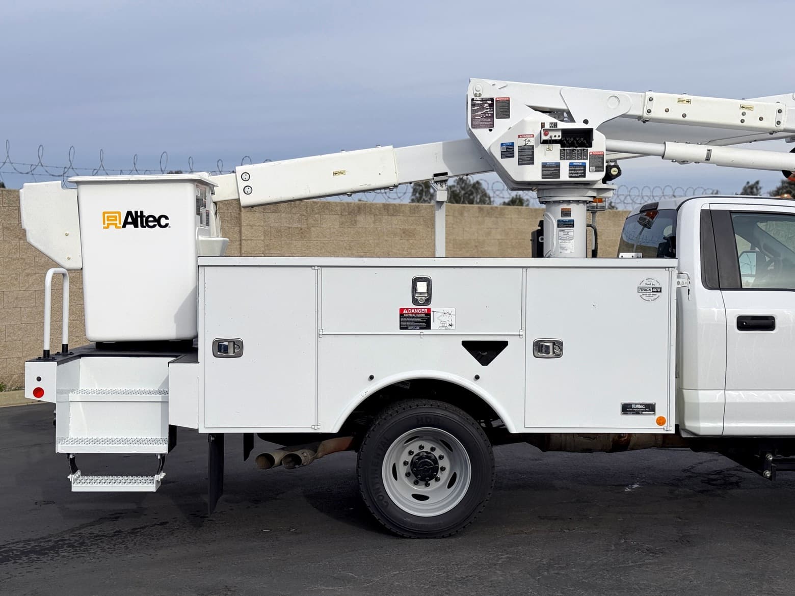 2019 Ford F550 Altec AT40G Articulating & Telescopic Bucket Truck