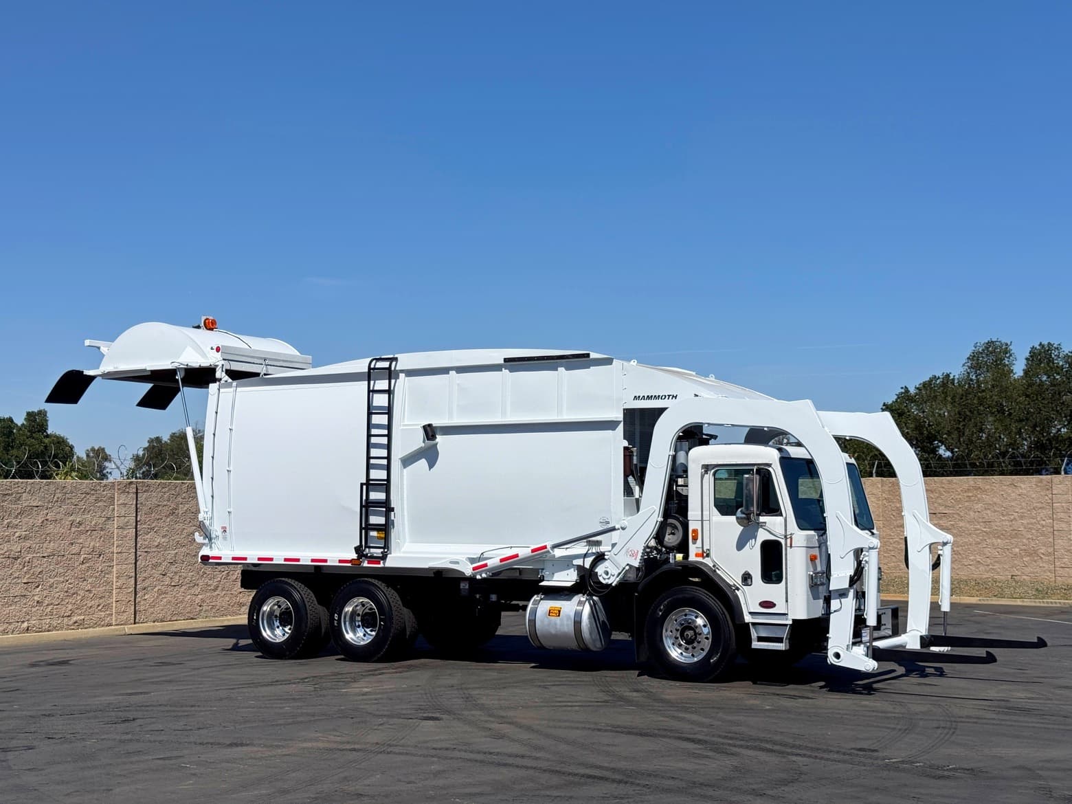 2011 Peterbilt New Way Mammoth 40 YD Front Loader