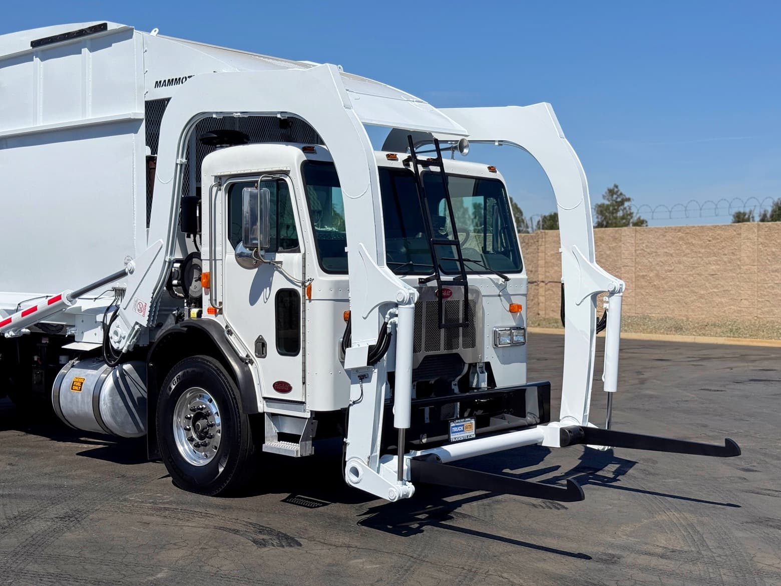 2011 Peterbilt New Way Mammoth 40 YD Front Loader