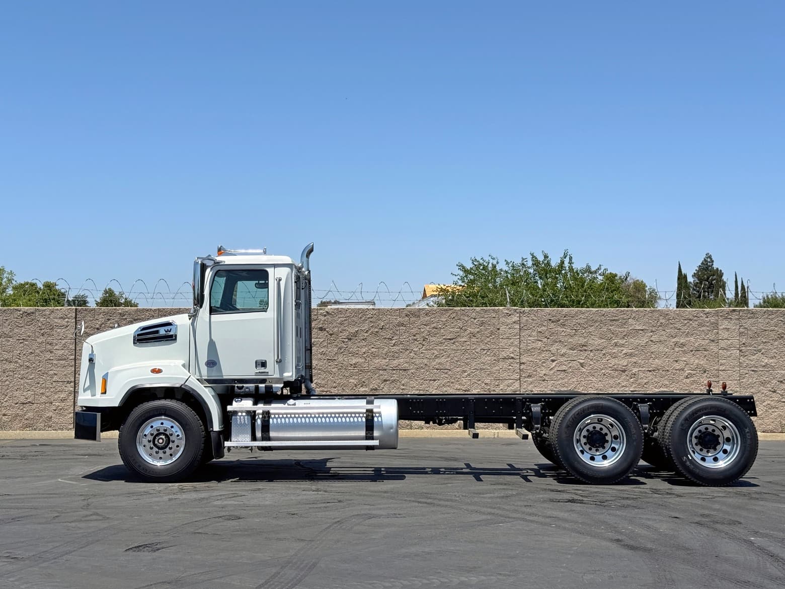 2021 Western Star 4700 Tandem Axle Cab & Chassis