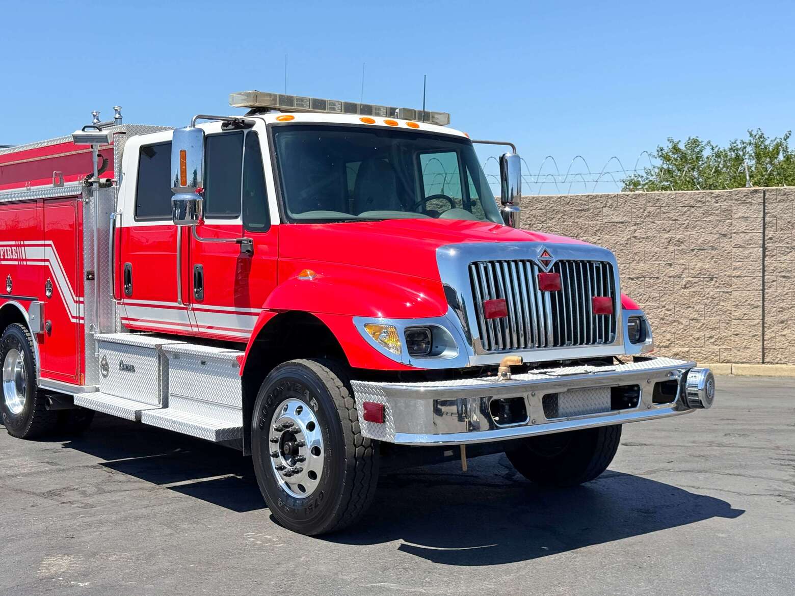 2004 International 7400 Rosenbauer Type 2 Fire Pumper