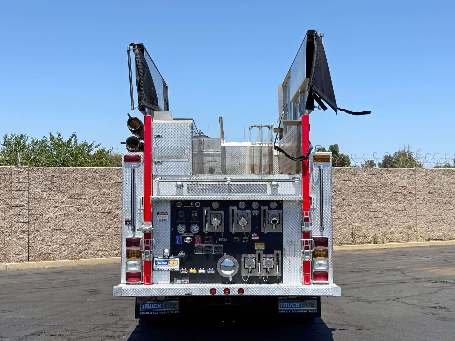 2004 International 7400 Rosenbauer Type 2 Fire Pumper