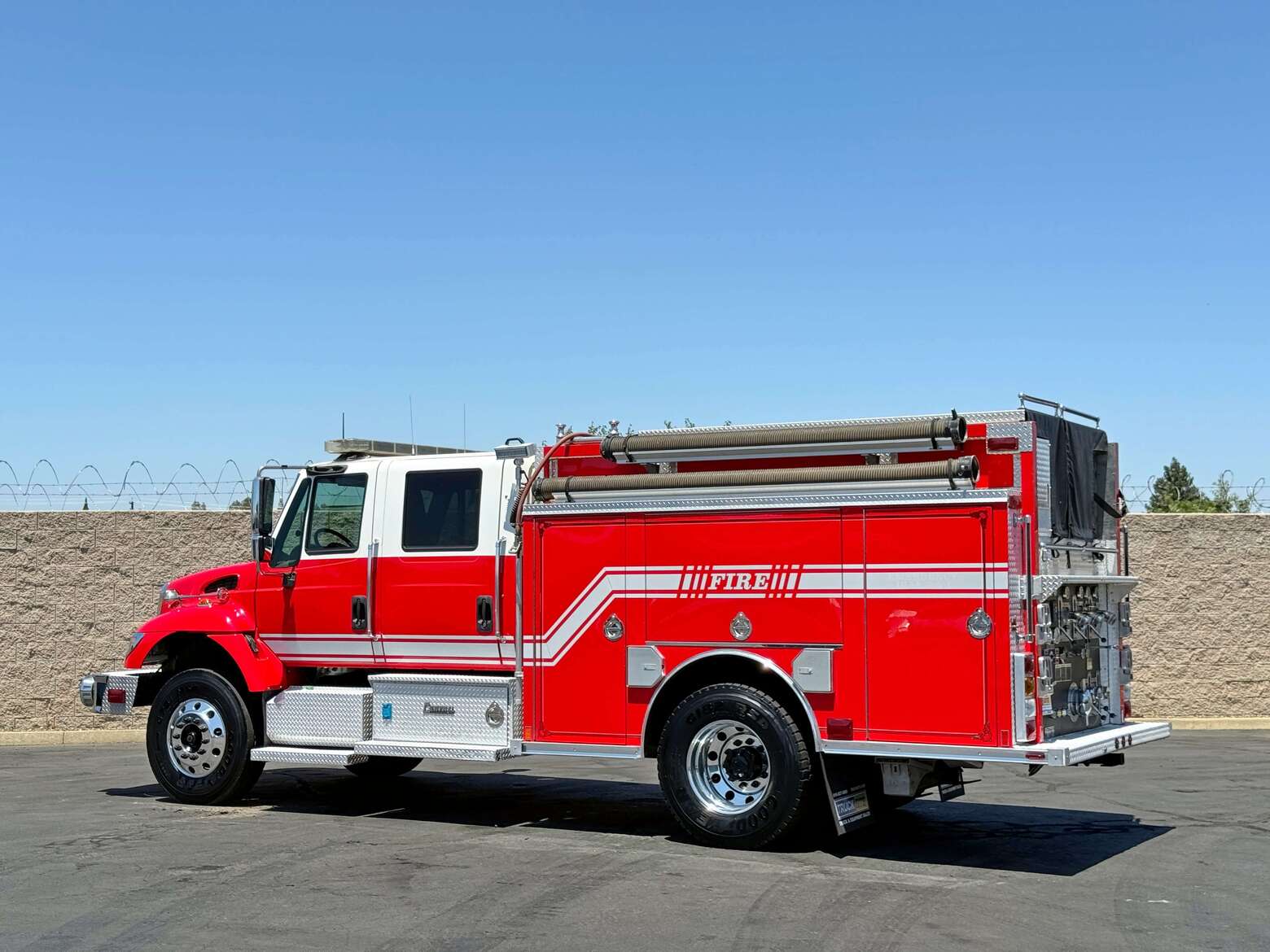2004 International 7400 Rosenbauer Type 2 Fire Pumper