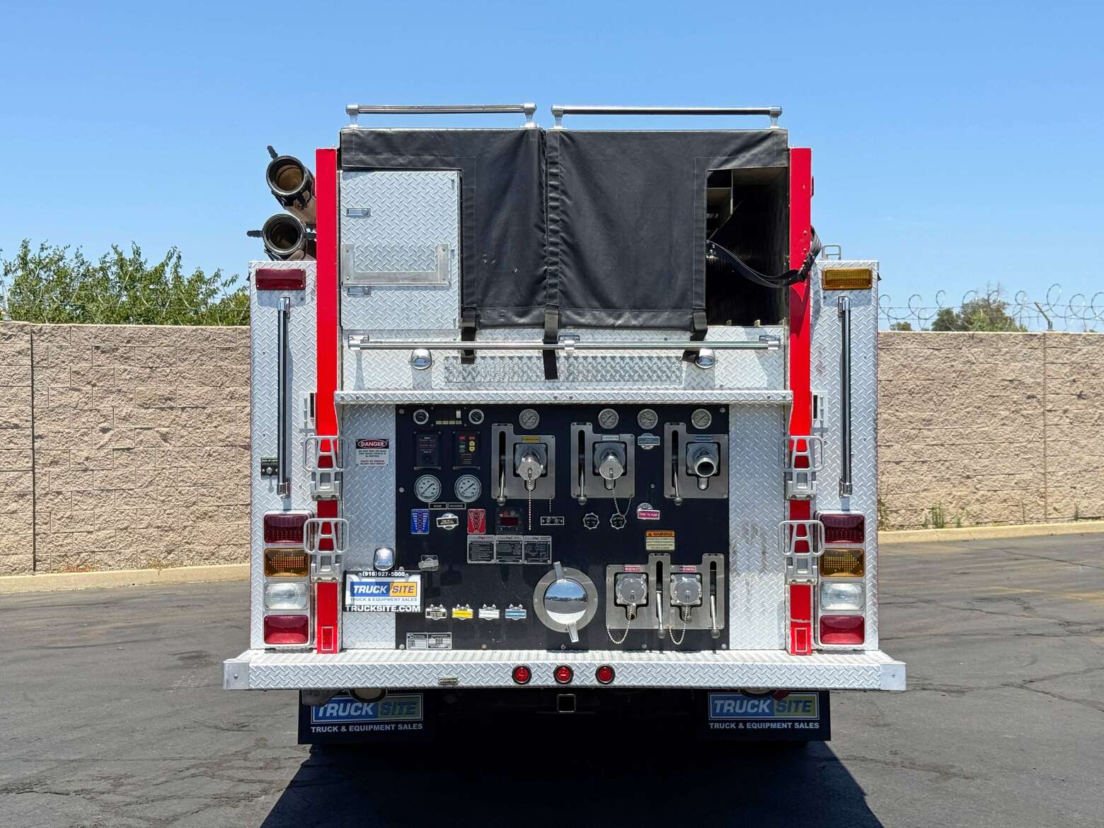 2004 International 7400 Rosenbauer Type 2 Fire Pumper