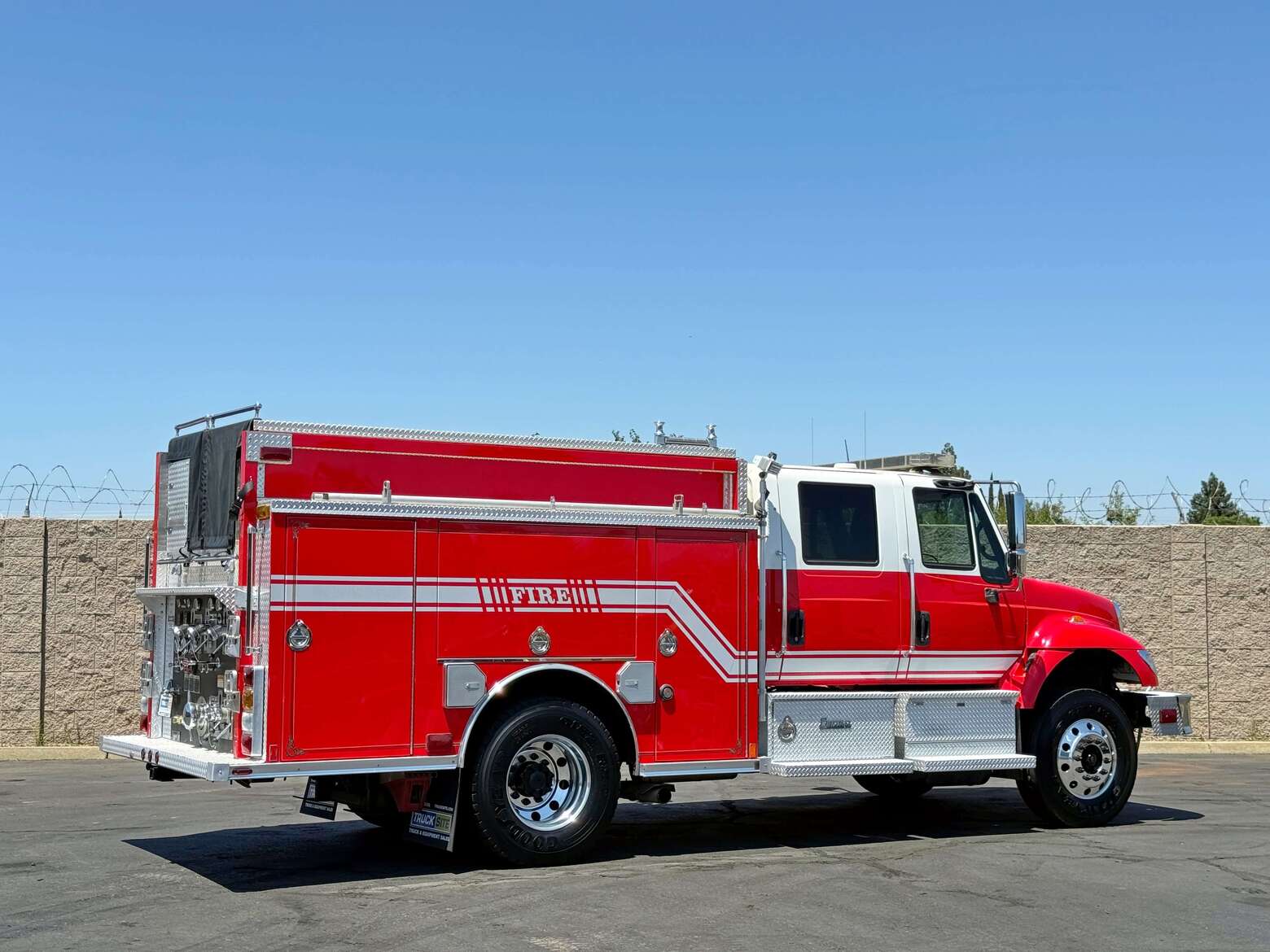 2004 International 7400 Rosenbauer Type 2 Fire Pumper