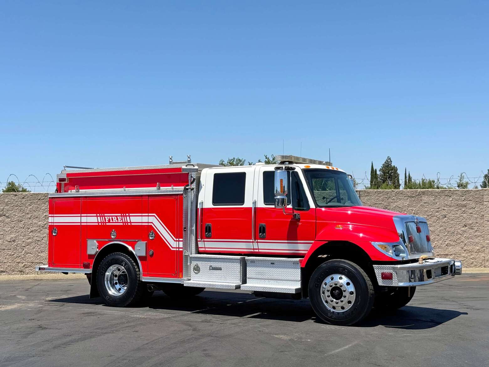 2004 International 7400 Rosenbauer Type 2 Fire Pumper