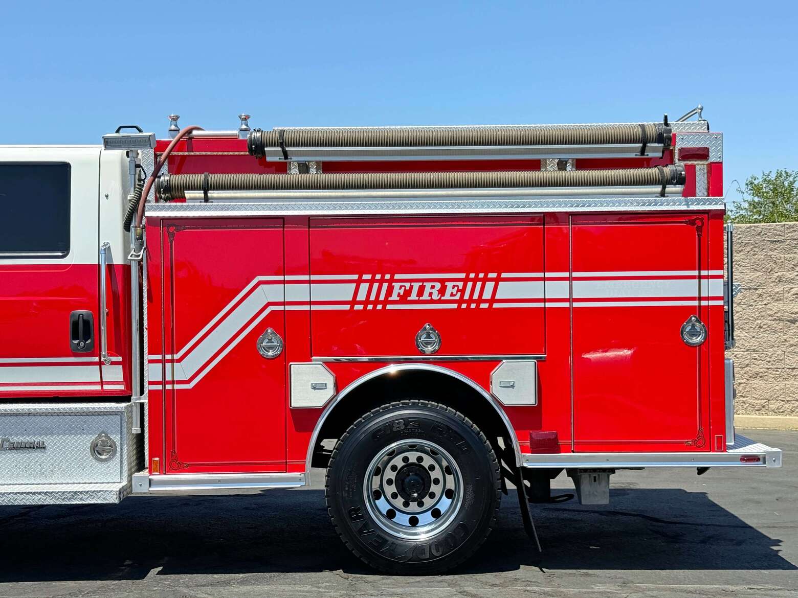 2004 International 7400 Rosenbauer Type 2 Fire Pumper