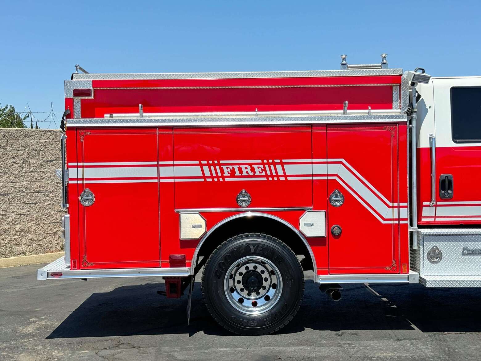 2004 International 7400 Rosenbauer Type 2 Fire Pumper