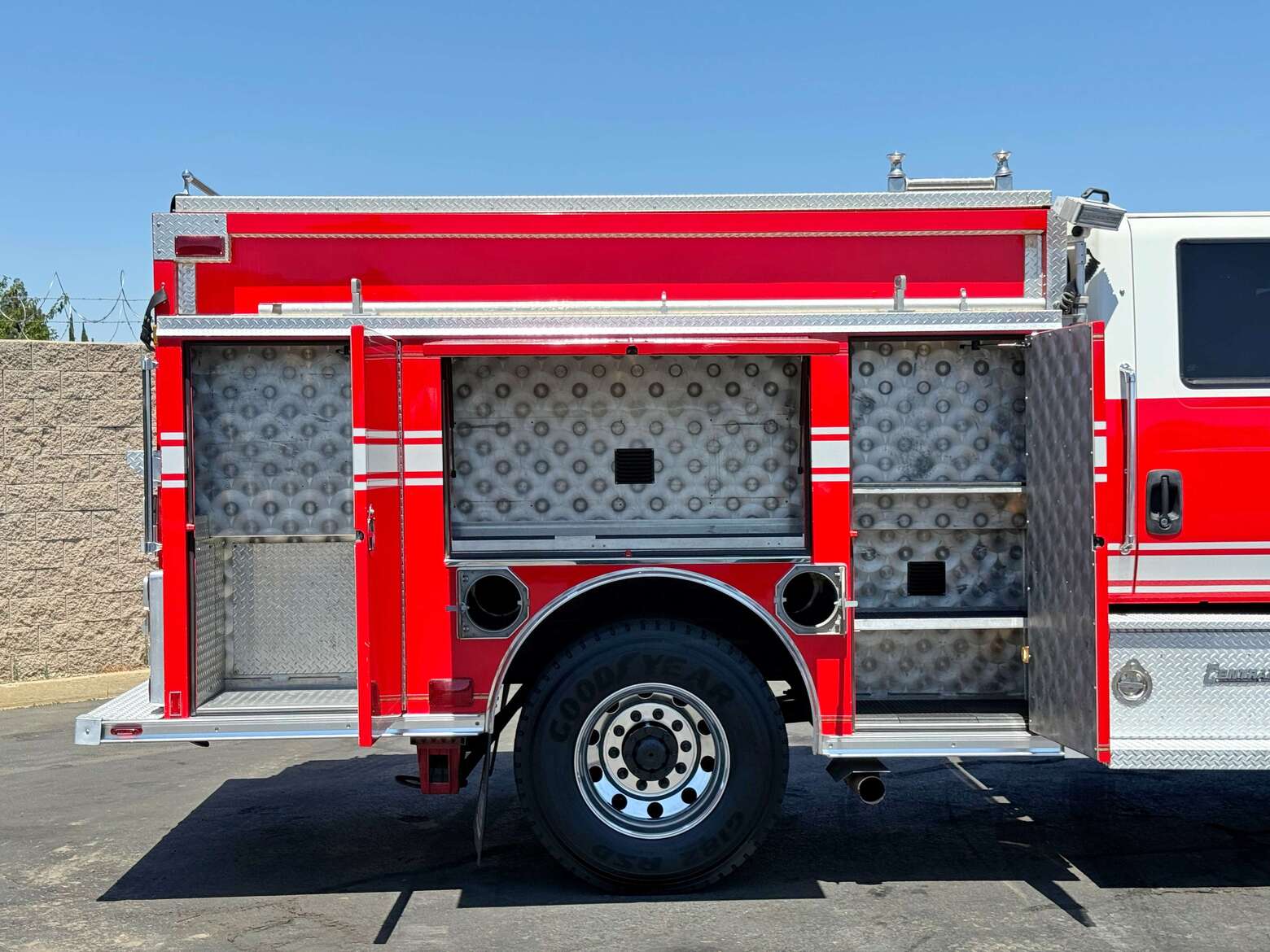 2004 International 7400 Rosenbauer Type 2 Fire Pumper