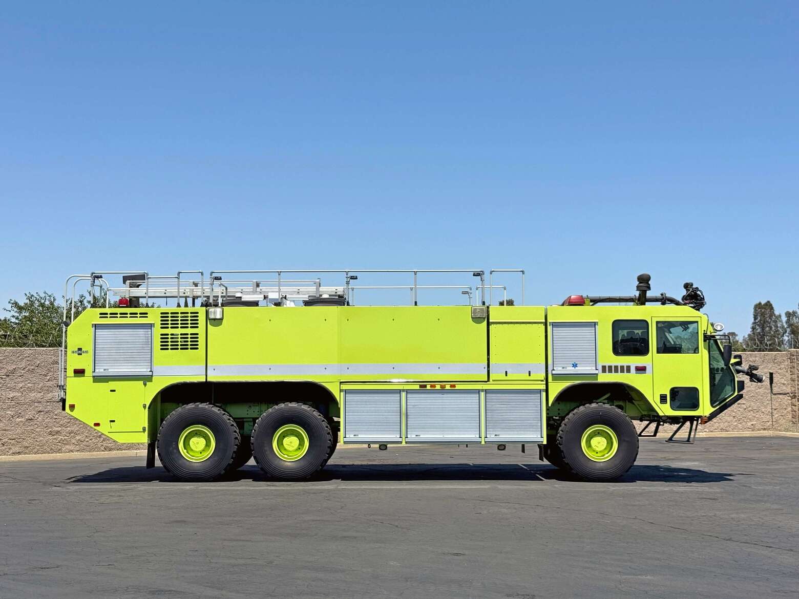 2004 Oshkosh Striker 3000 ARFF Aircraft Rescue