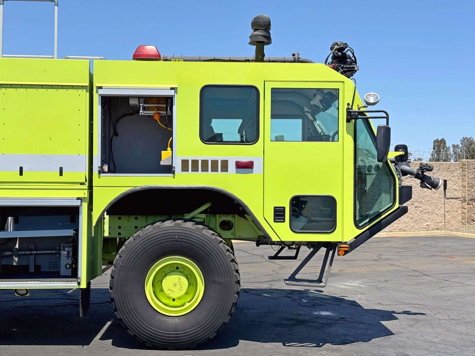 2004 Oshkosh Striker 3000 ARFF Aircraft Rescue