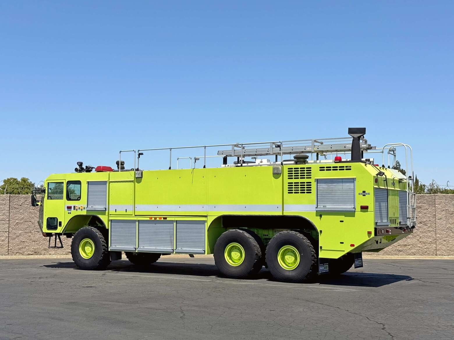 2004 Oshkosh Striker 3000 ARFF Aircraft Rescue