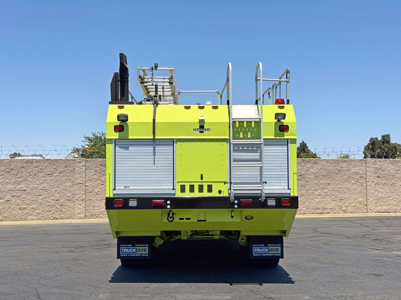 2004 Oshkosh Striker 3000 ARFF Aircraft Rescue