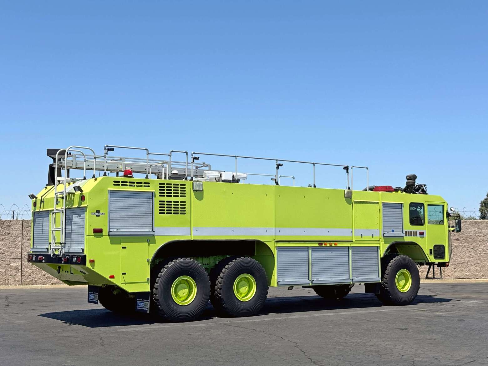 2004 Oshkosh Striker 3000 ARFF Aircraft Rescue