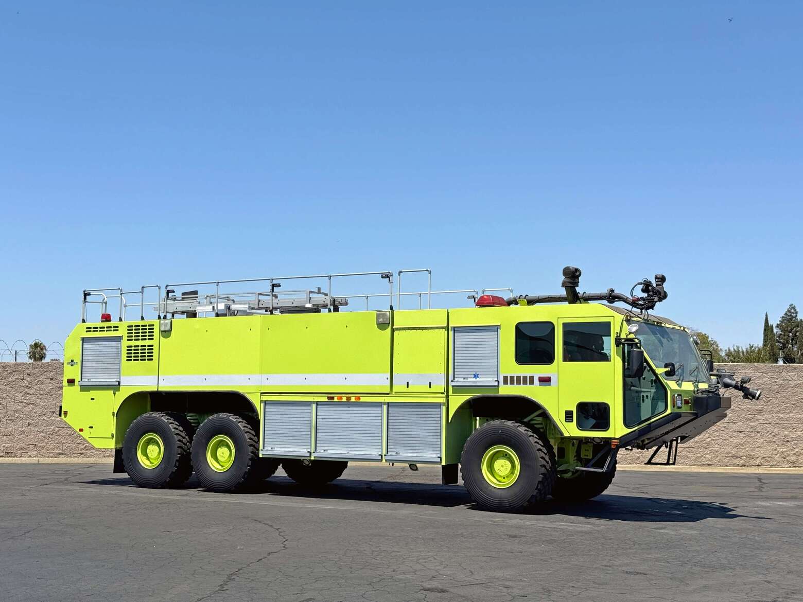 2004 Oshkosh Striker 3000 ARFF Aircraft Rescue