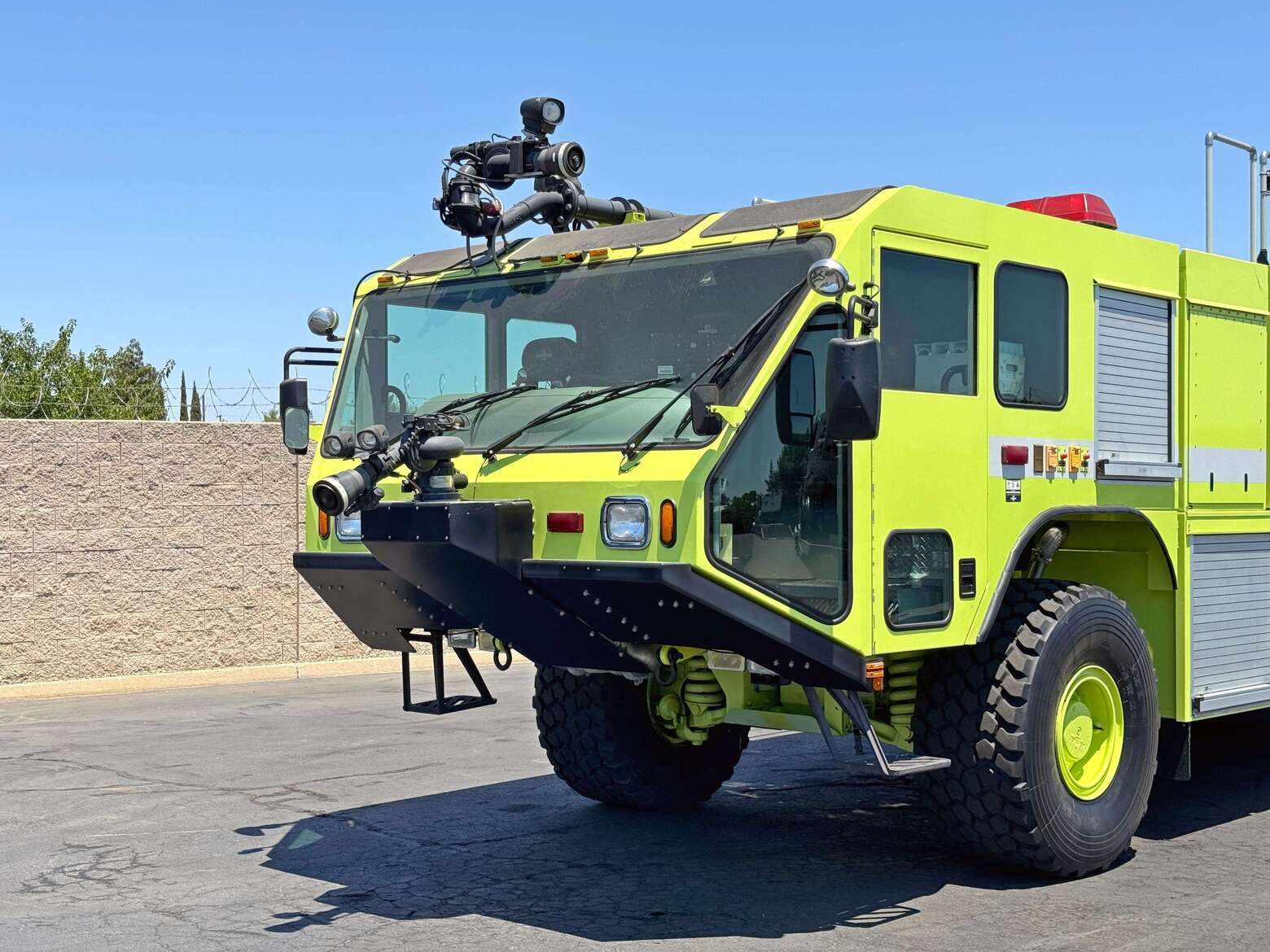 2004 Oshkosh Striker 3000 ARFF Aircraft Rescue