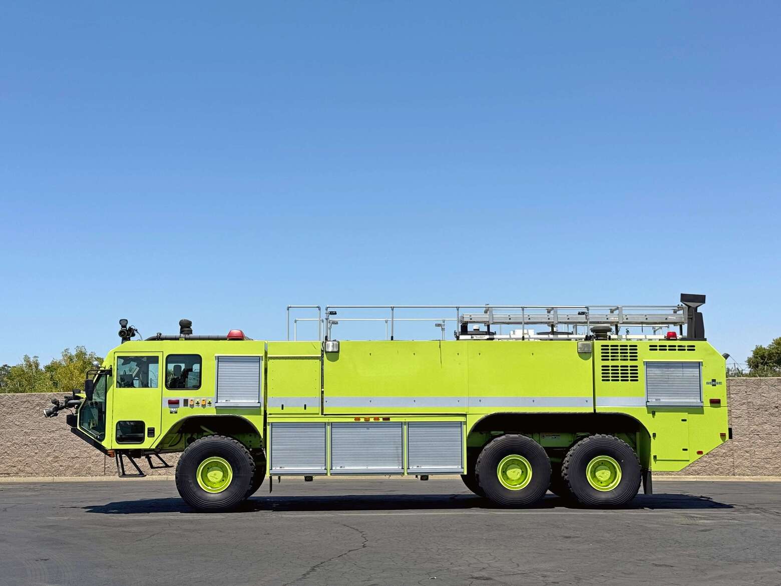 2004 Oshkosh Striker 3000 ARFF Aircraft Rescue