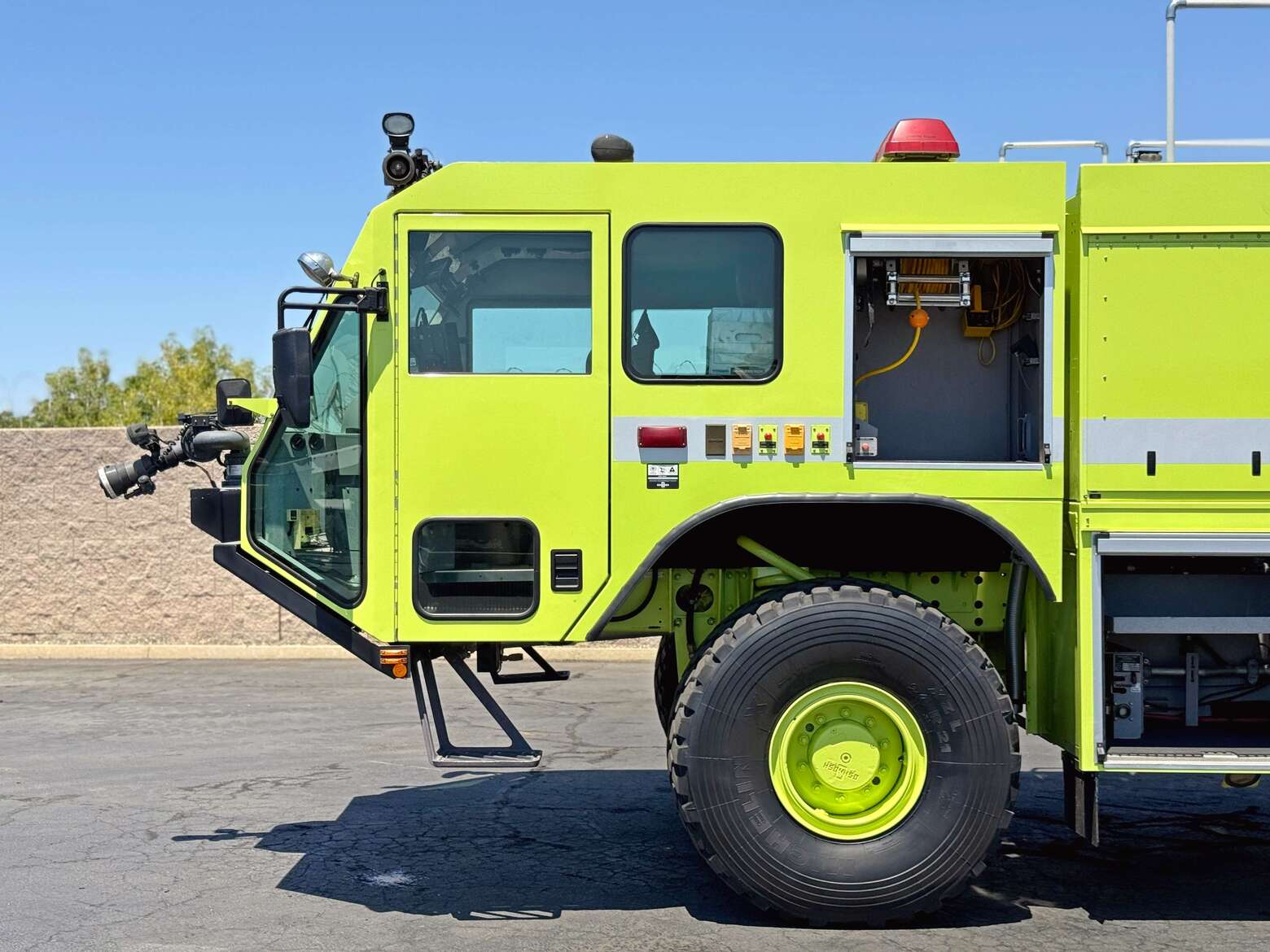 2004 Oshkosh Striker 3000 ARFF Aircraft Rescue