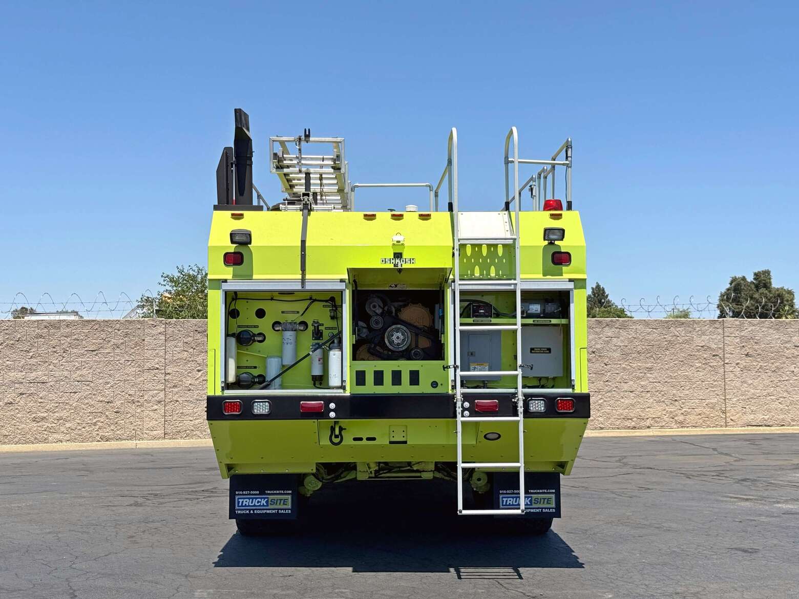 2004 Oshkosh Striker 3000 ARFF Aircraft Rescue