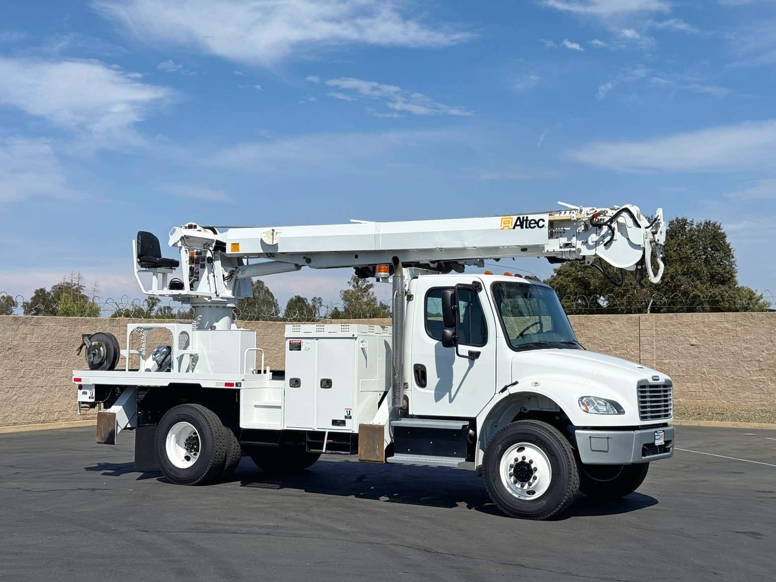 2016 Freightliner M2 106 4x4 Altec DM47B-TR Digger Derrick