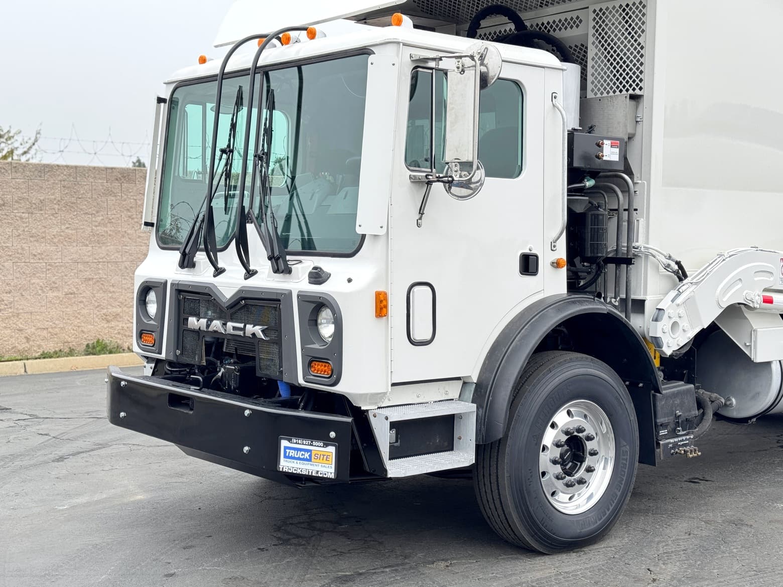2019 Mack MRU Labrie 40 Yard Front Load Garbage Truck