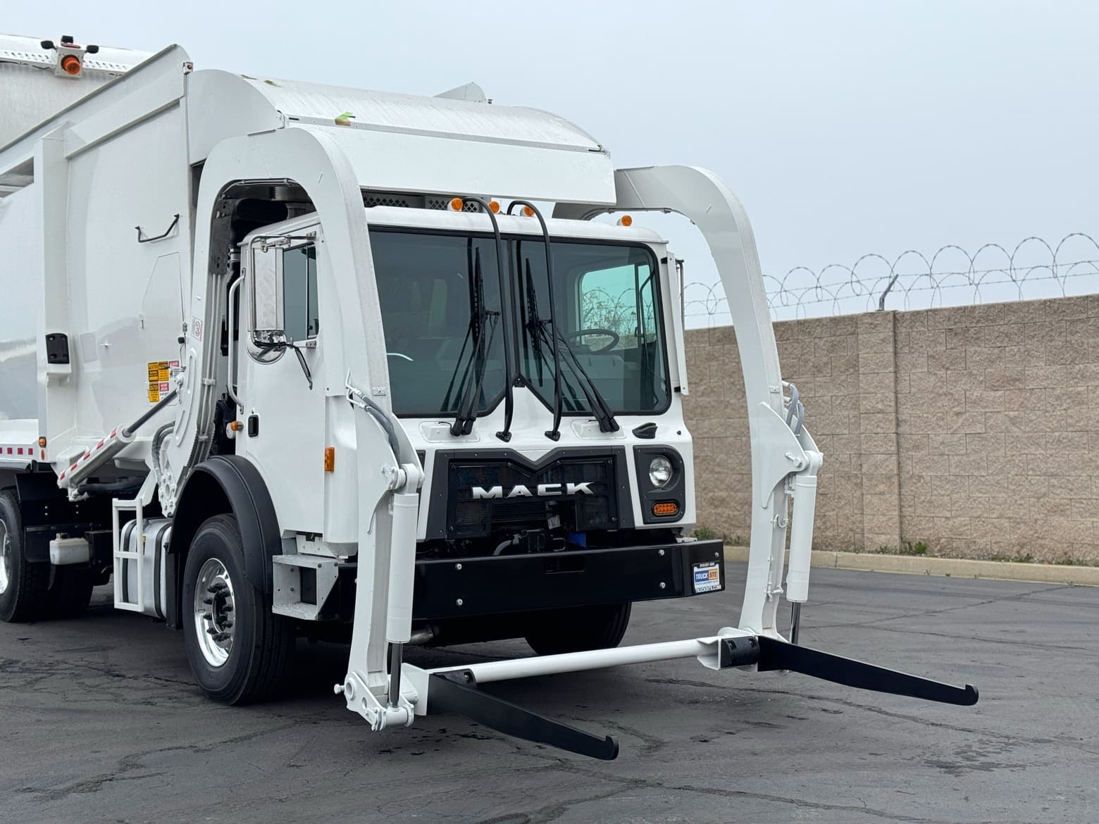 2019 Mack MRU Labrie 40 Yard Front Load Garbage Truck