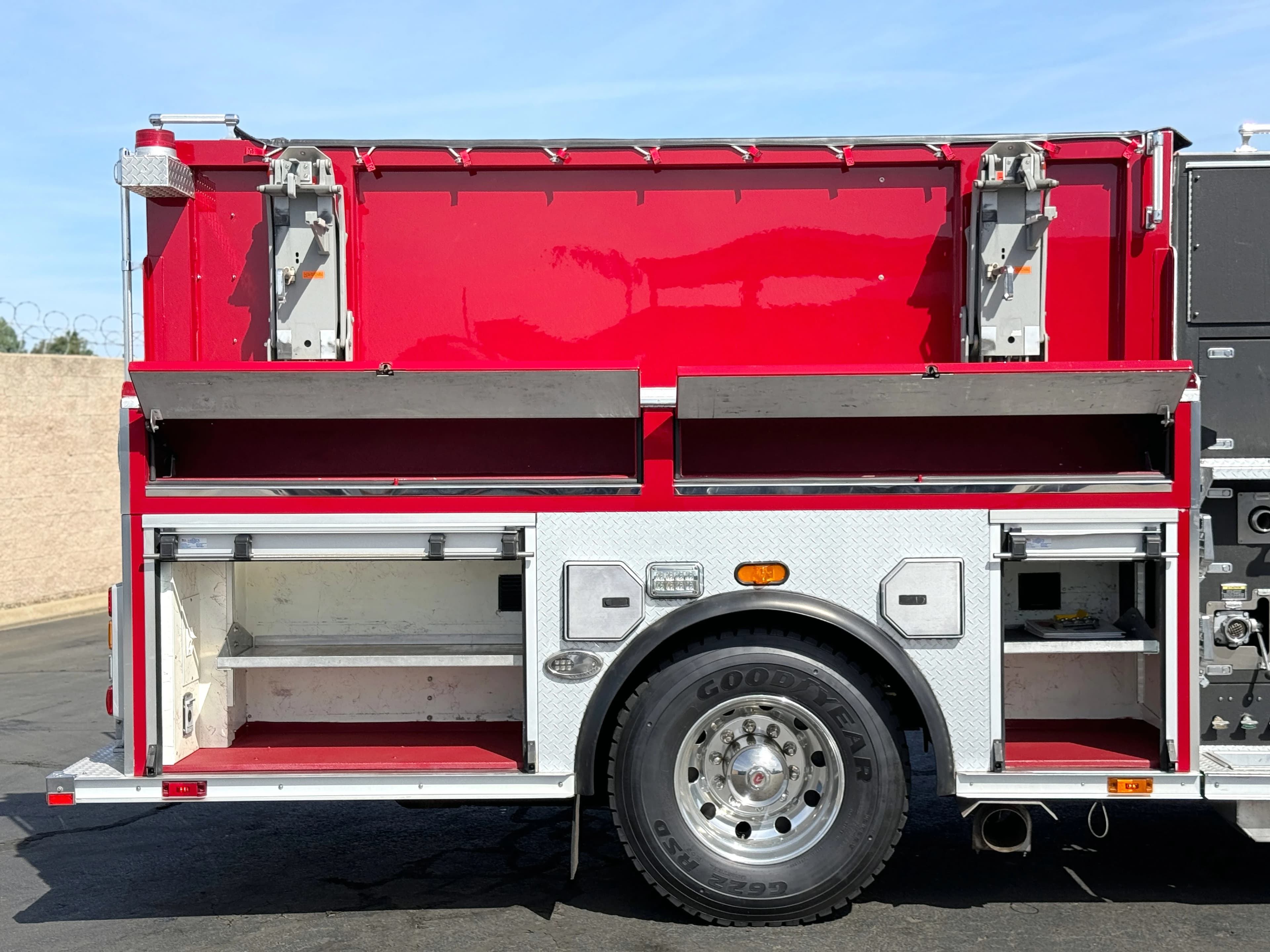 2017 Rosenbauer Crew Cab Fire Pumper Fire Truck