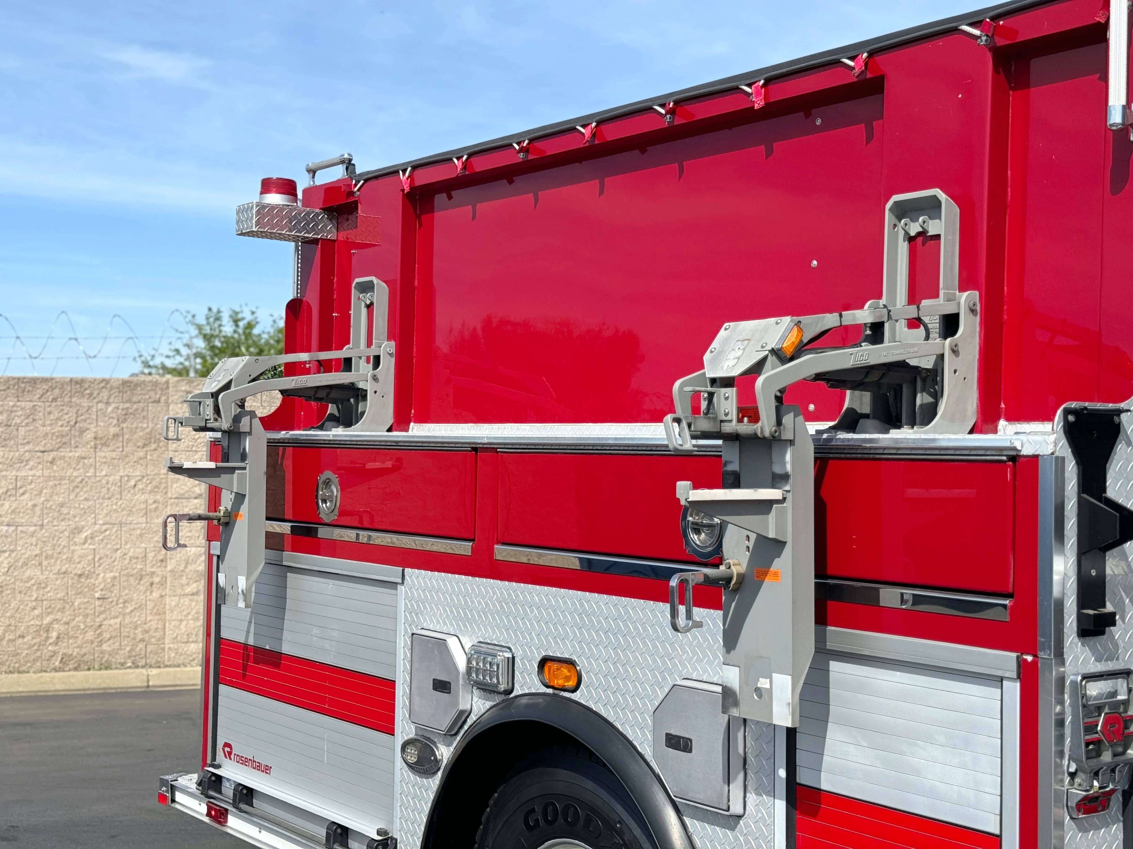 2017 Rosenbauer Crew Cab Fire Pumper Fire Truck